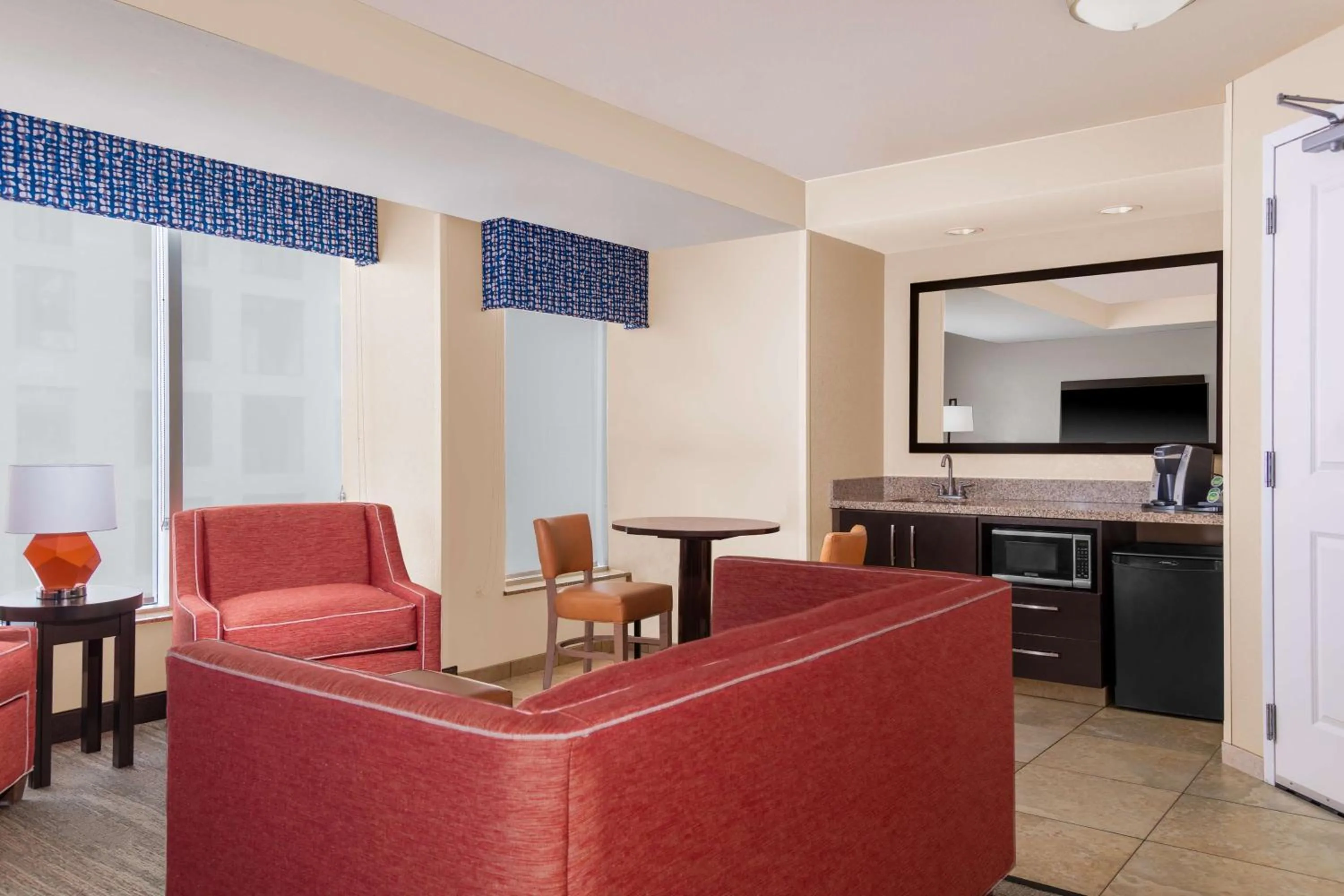 King Suite - Hearing Access/Non-Smoking in Hampton Inn & Suites Madison Downtown