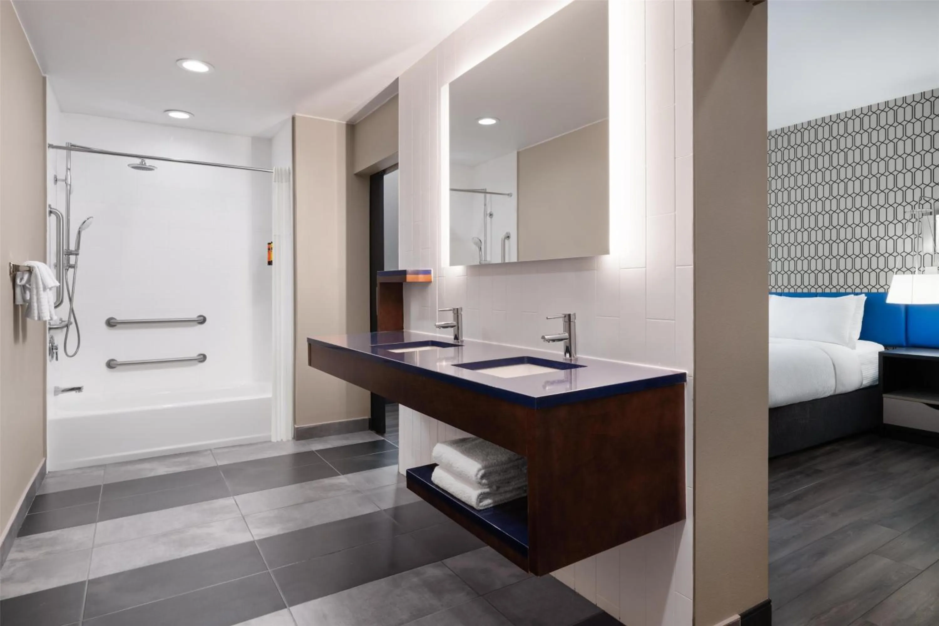 King Room with Walk-in Shower - Disability Access in GLō Best Western Enid OK Downtown - Convention Center Hotel