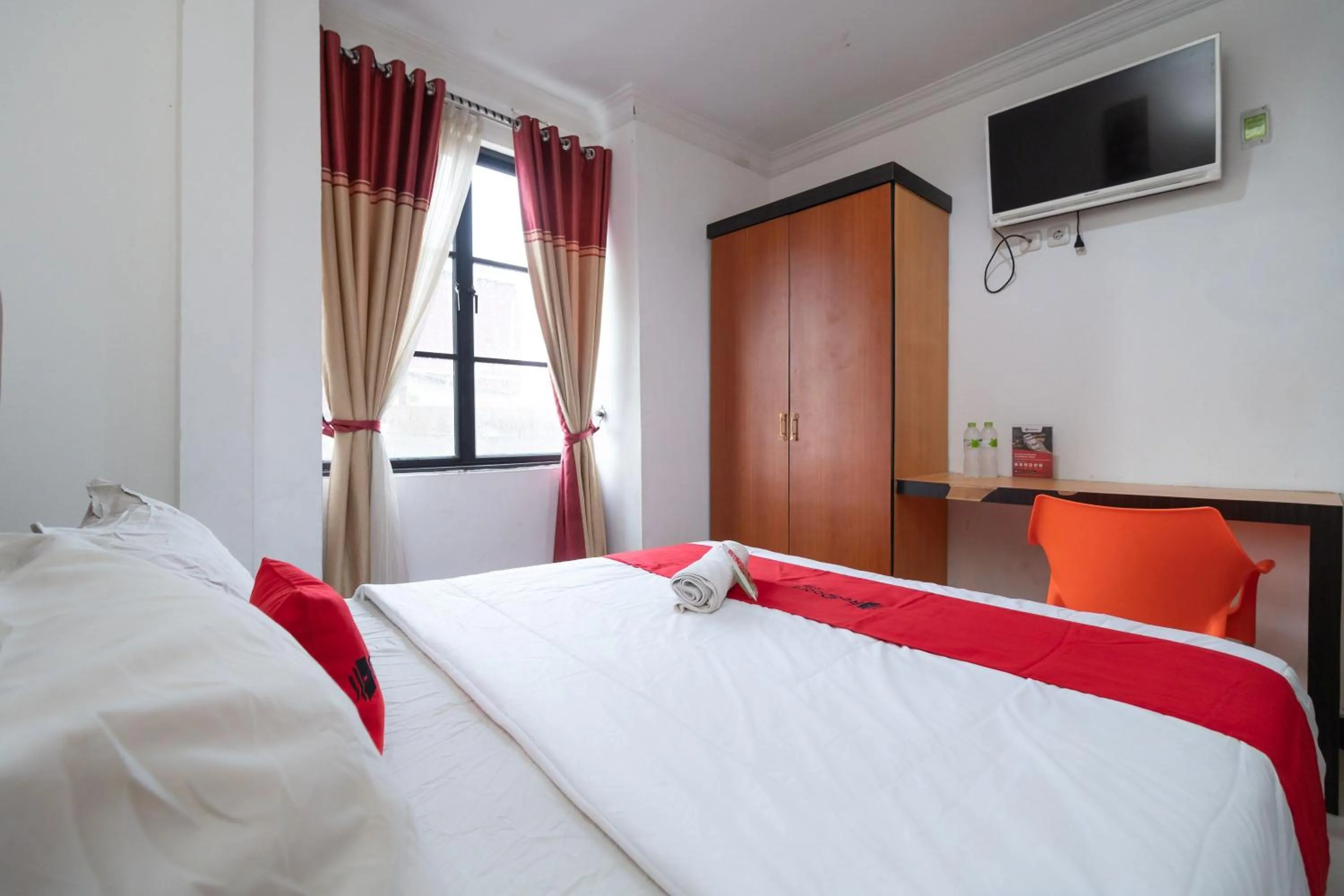 Standard Double Room in RedDoorz near RSIA Andini Pekanbaru