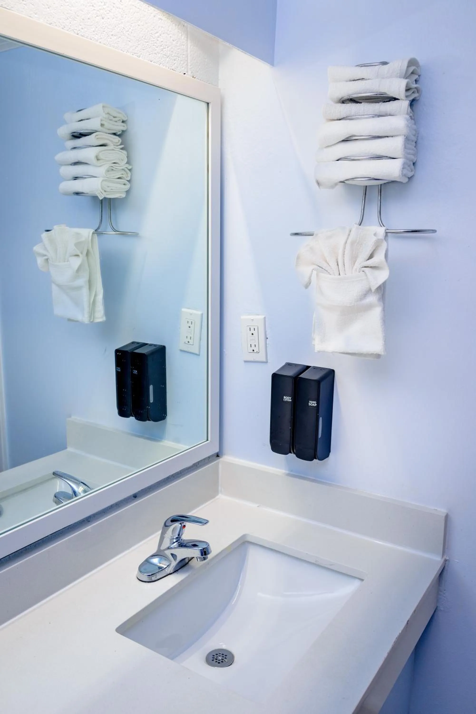 Superior Queen Room - single occupancy in Heart of Manteo