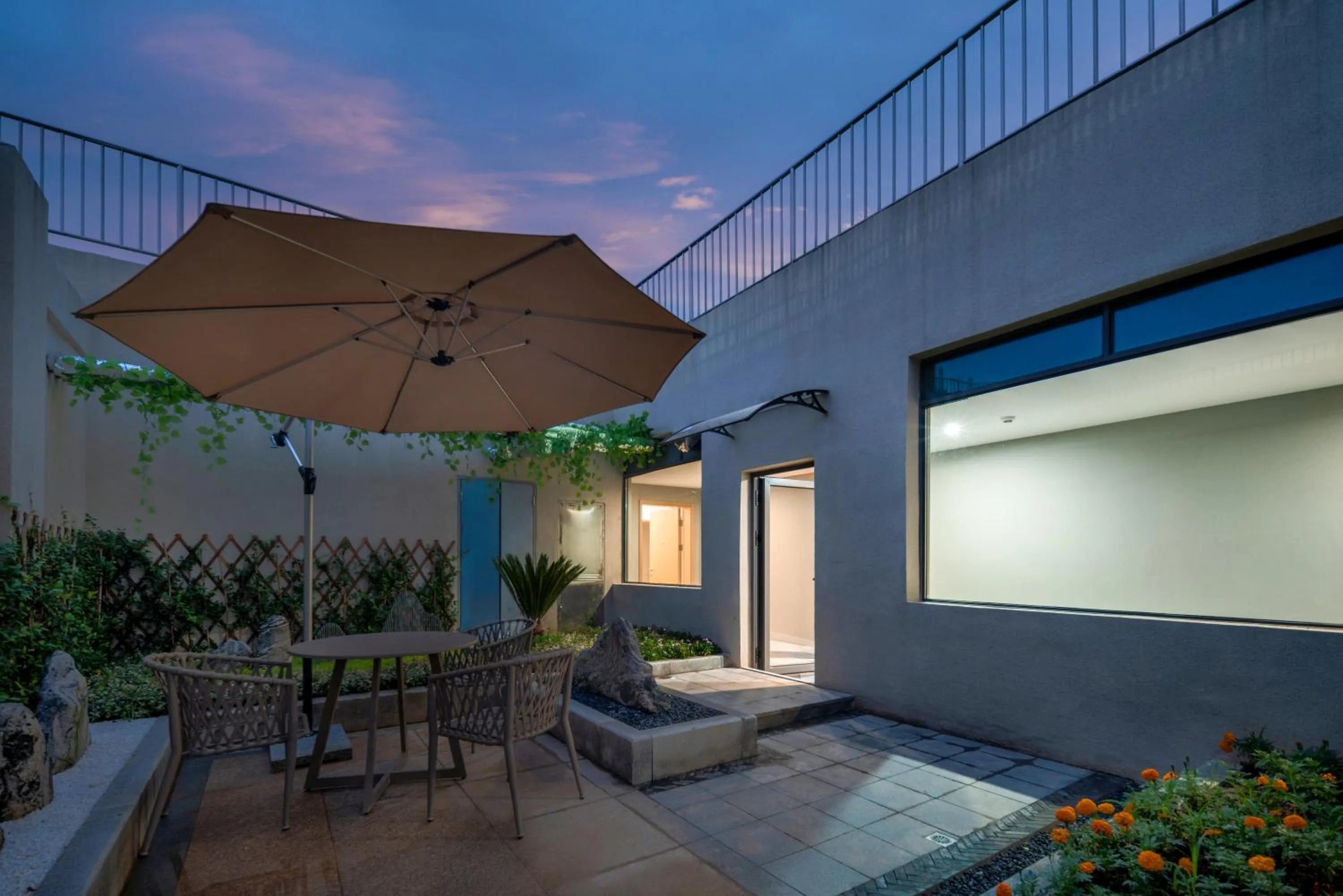 King Suite with Garden View in Holiday Inn Express Nanjing Happy Valley by IHG