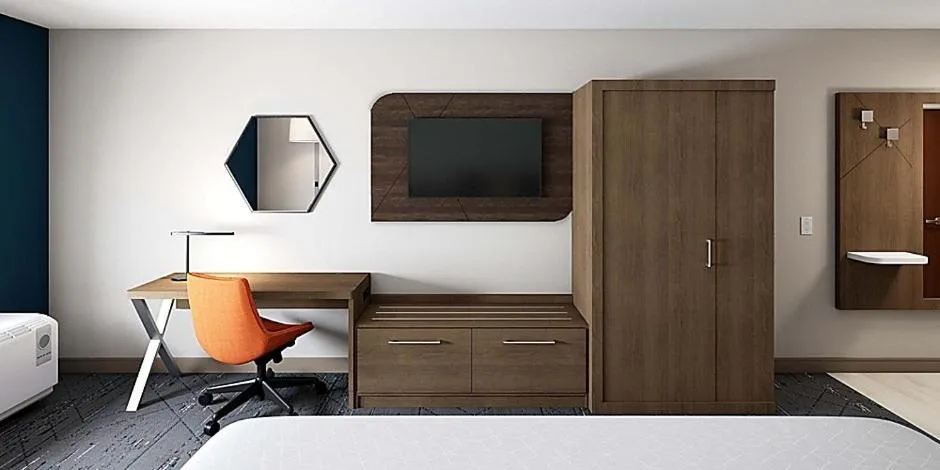 King Suite - Communication Accessible in Holiday Inn Express & Suites - Harrisonburg University Area by IHG