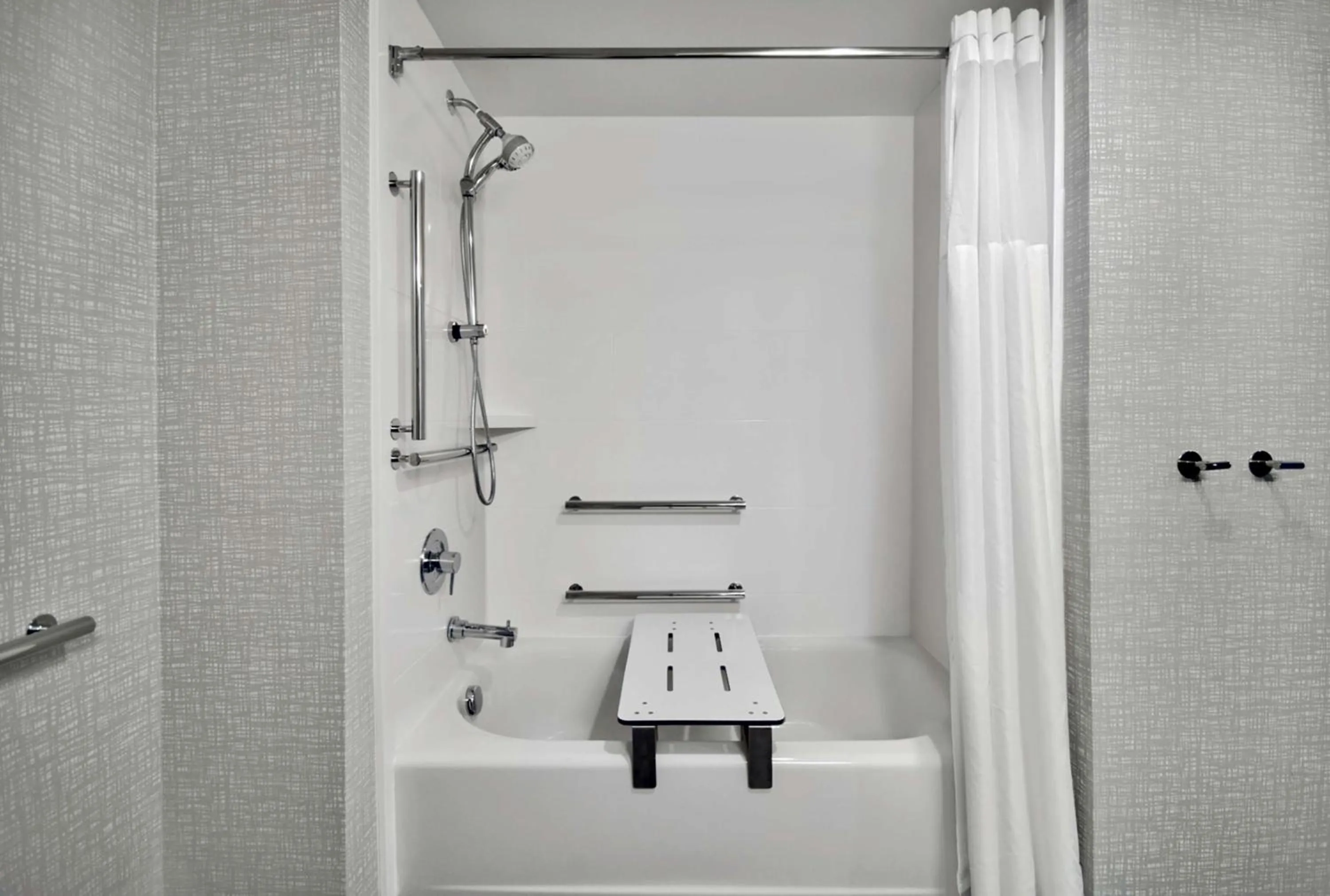 Queen Room with Bath Tub - Mobility Access/Non-Smoking in Hampton Inn Abingdon, Va