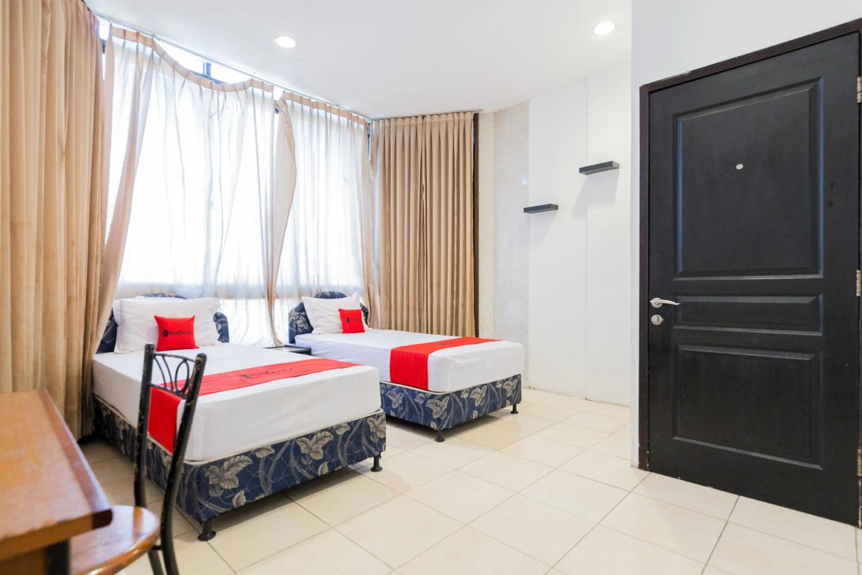 Superior Twin Room in RedDoorz at Sparkling Hotel near Stasiun Gubeng Surabaya