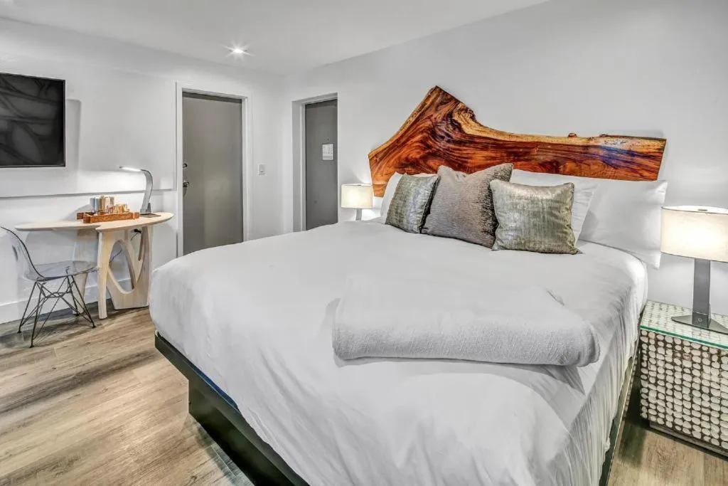 Standard King Room in The Saint Hotel