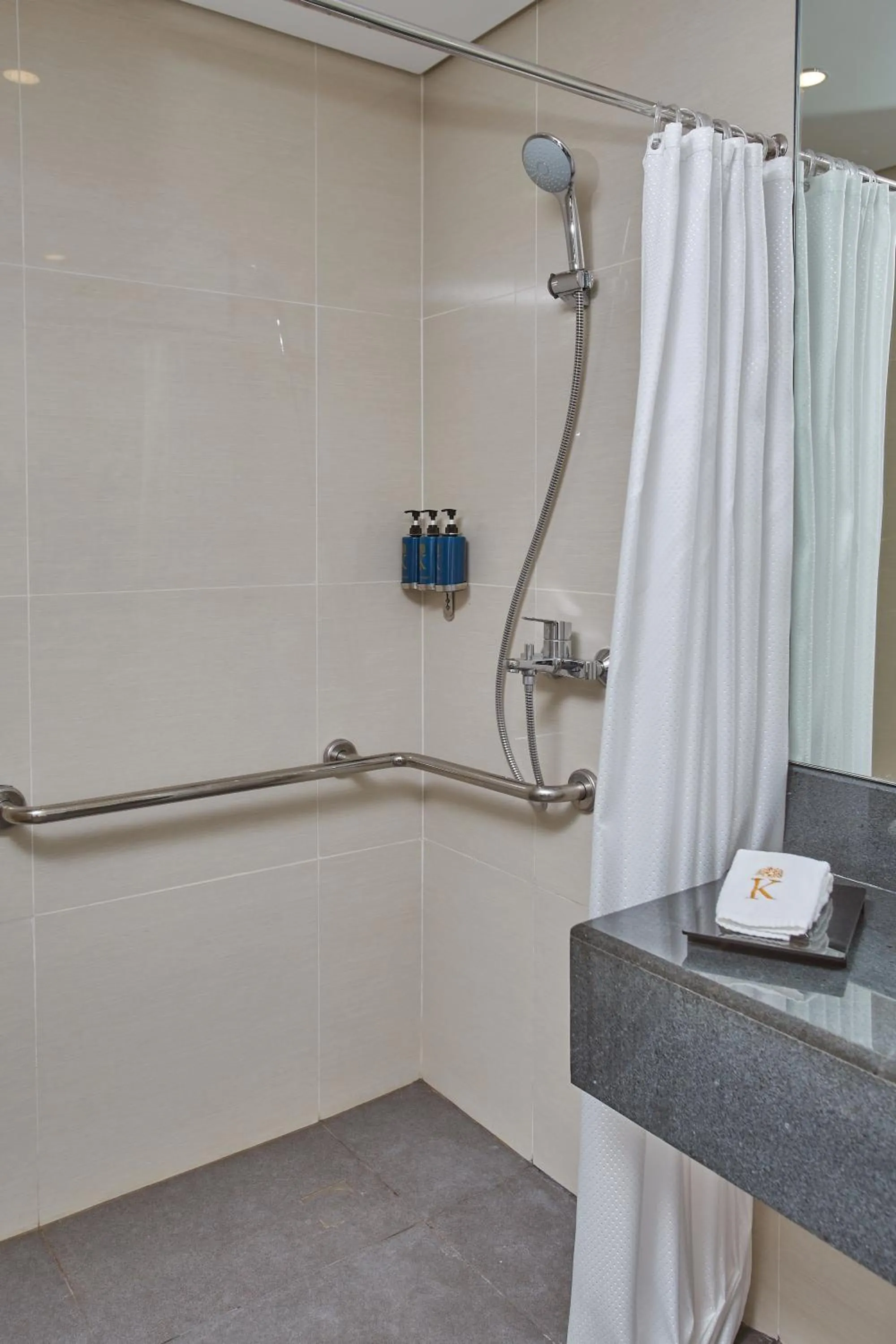 Deluxe Twin City View in Kingsford Hotel Manila Bay