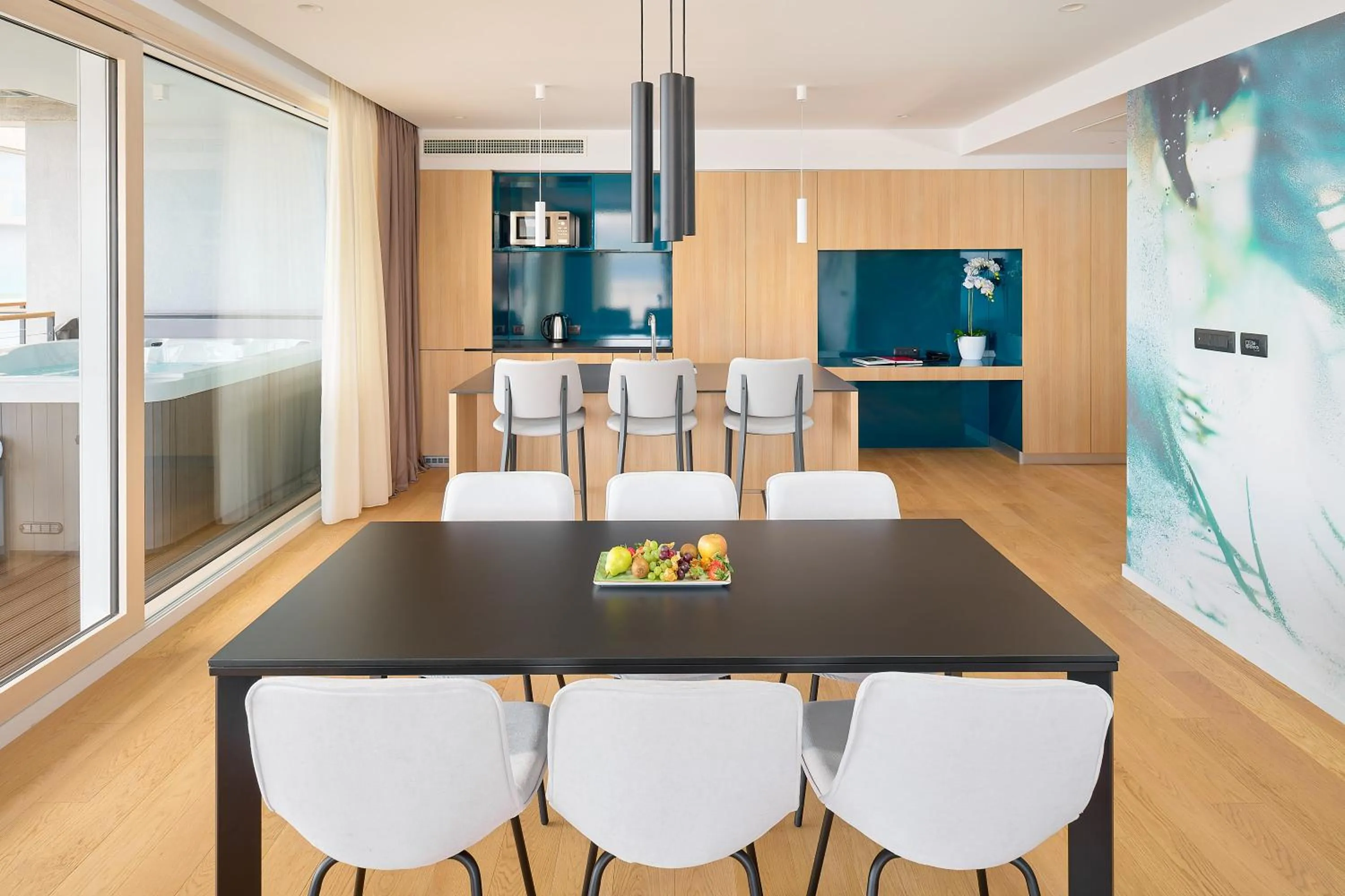 Two-Bedroom Apartment with Terrace, Sea View and Jacuzzi in Amphora's Garden