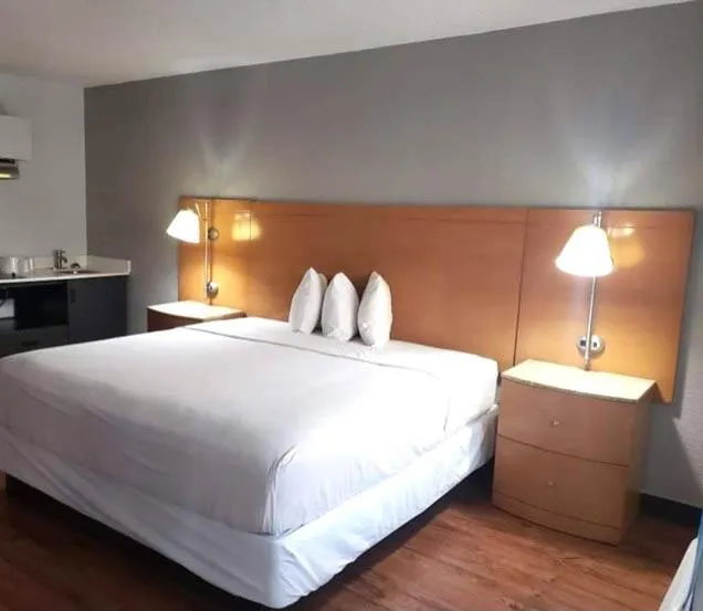 King Room - Smoking  in Studio 6 Savannah, GA- Gateway & I-95