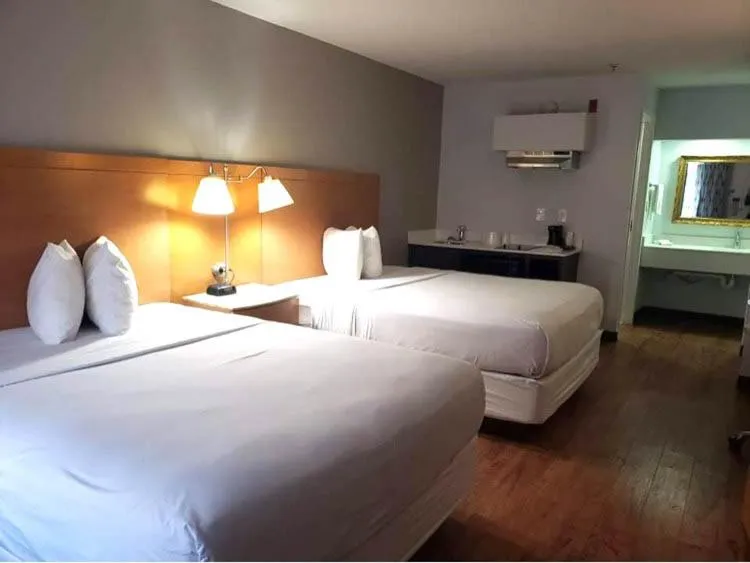 Deluxe Queen Room with Two Queen Beds - Smoking in Studio 6 Savannah, GA- Gateway & I-95