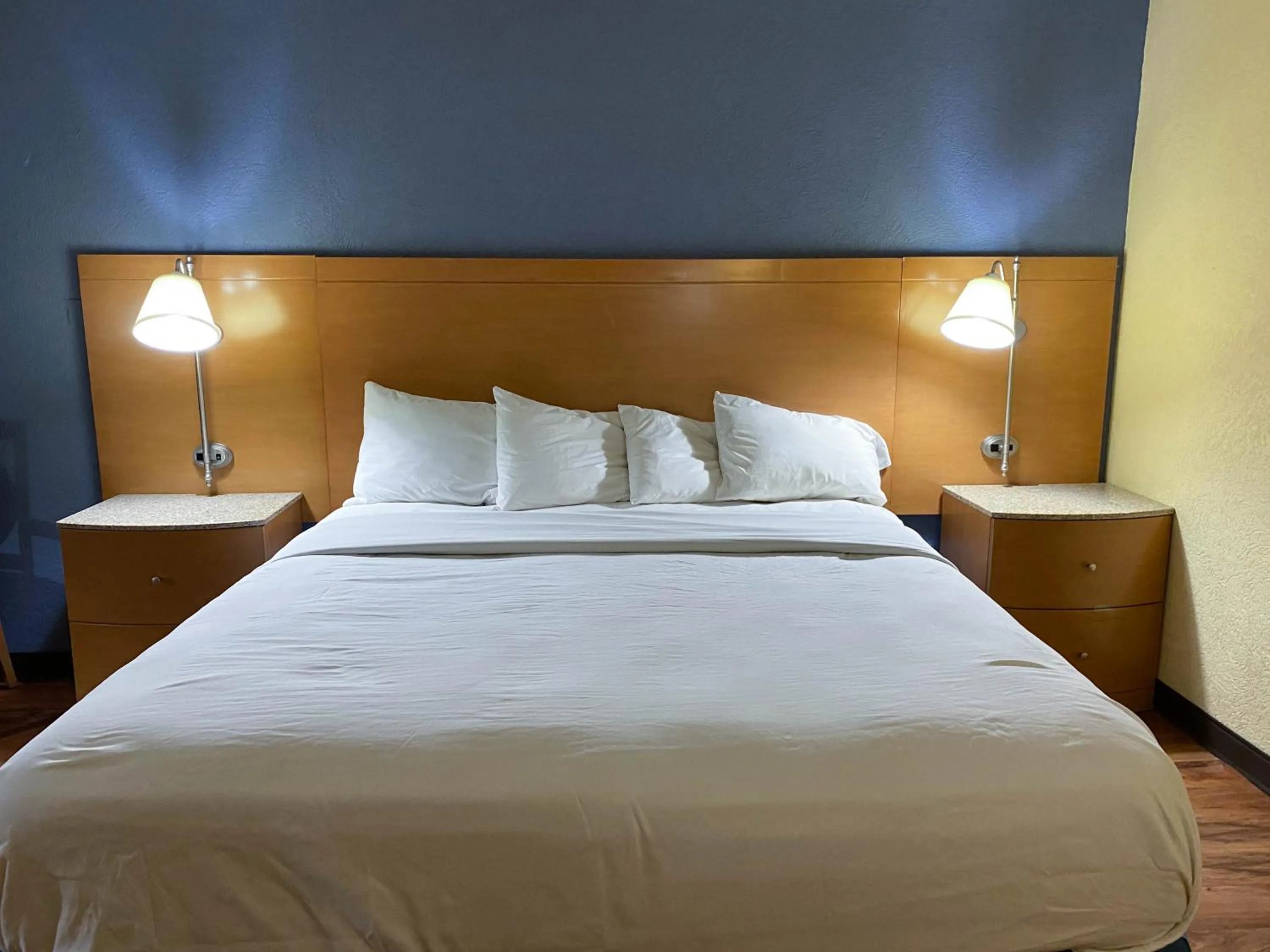 King Room - Non-Smoking in Studio 6 Savannah, GA- Gateway & I-95