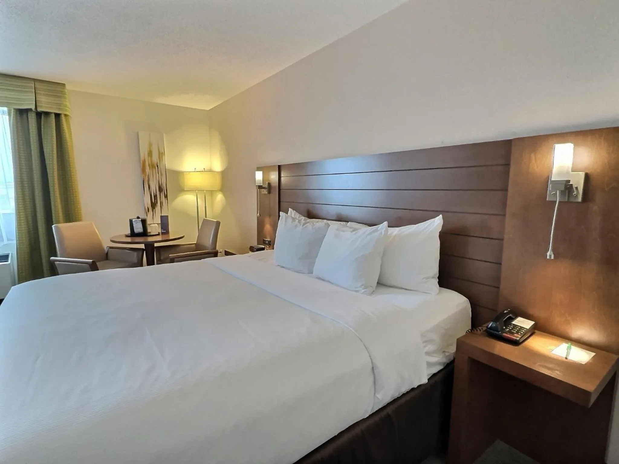 King Room - Non-Smoking in Quality Inn Rouyn-Noranda