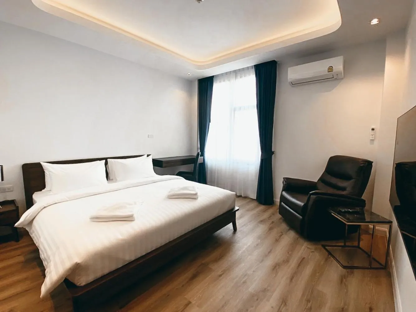 Deluxe King Room in Play Poshtel & Cafe'