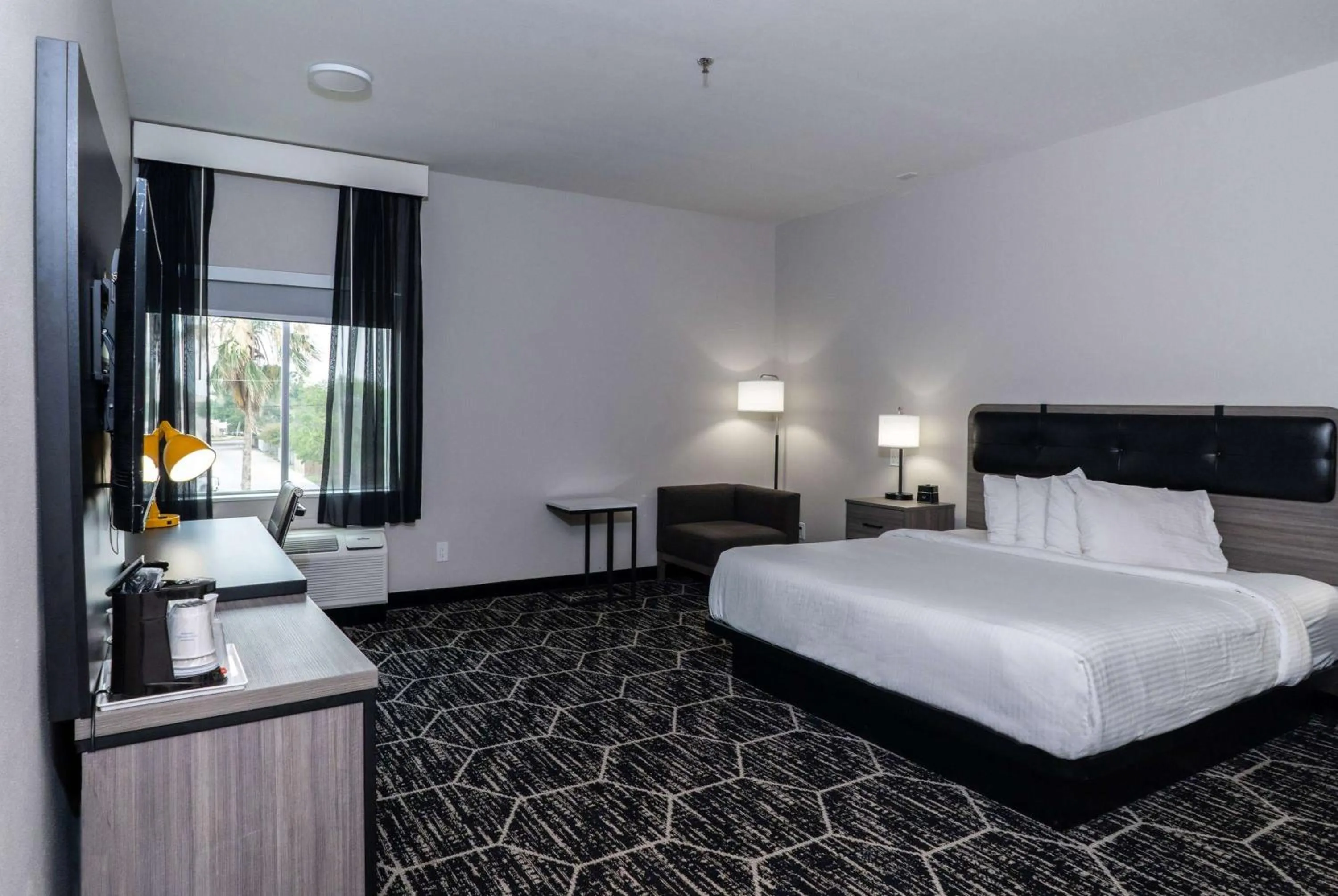 King Room - Mobility Access/Non-Smoking in La Quinta Inn & Suites by Wyndham Corpus Christi Southeast