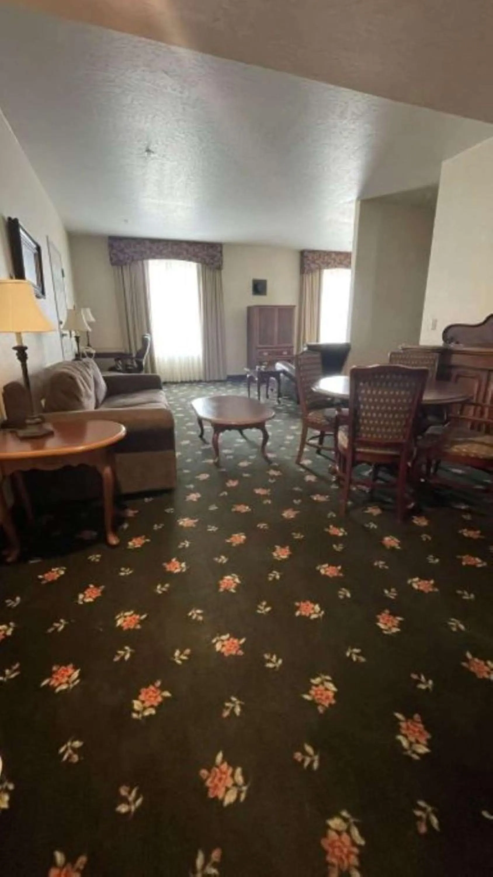 King Suite with Sofa Bed and Kitchenette - Non-Smoking in SureStay Hotel by Best Western Eureka