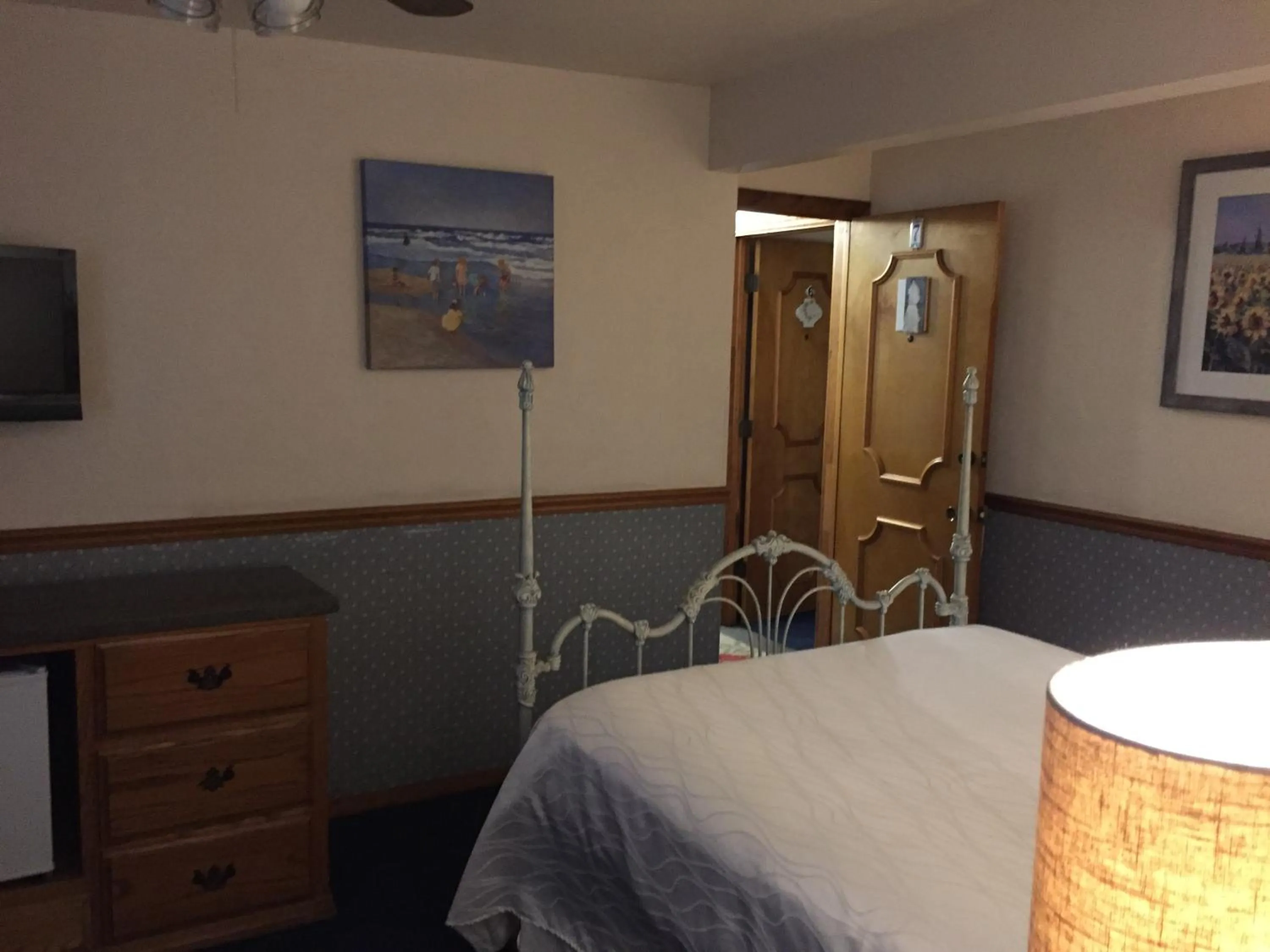 Retreat Room - 1 Queen in Catalina Island Seacrest Inn