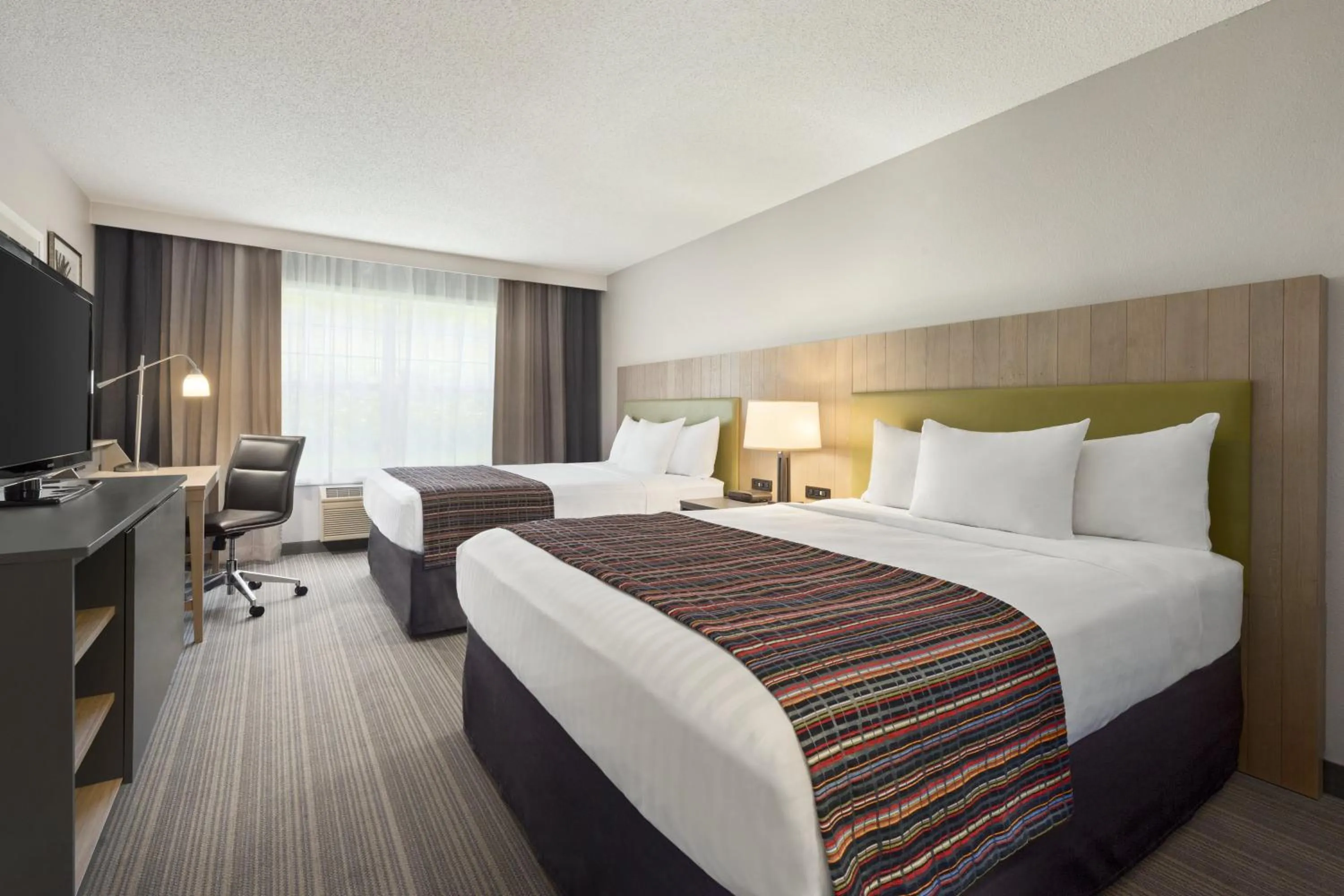 Queen Suite with Two Queen Bed and Whirpool in Country Inn & Suites by Radisson, Decorah, IA