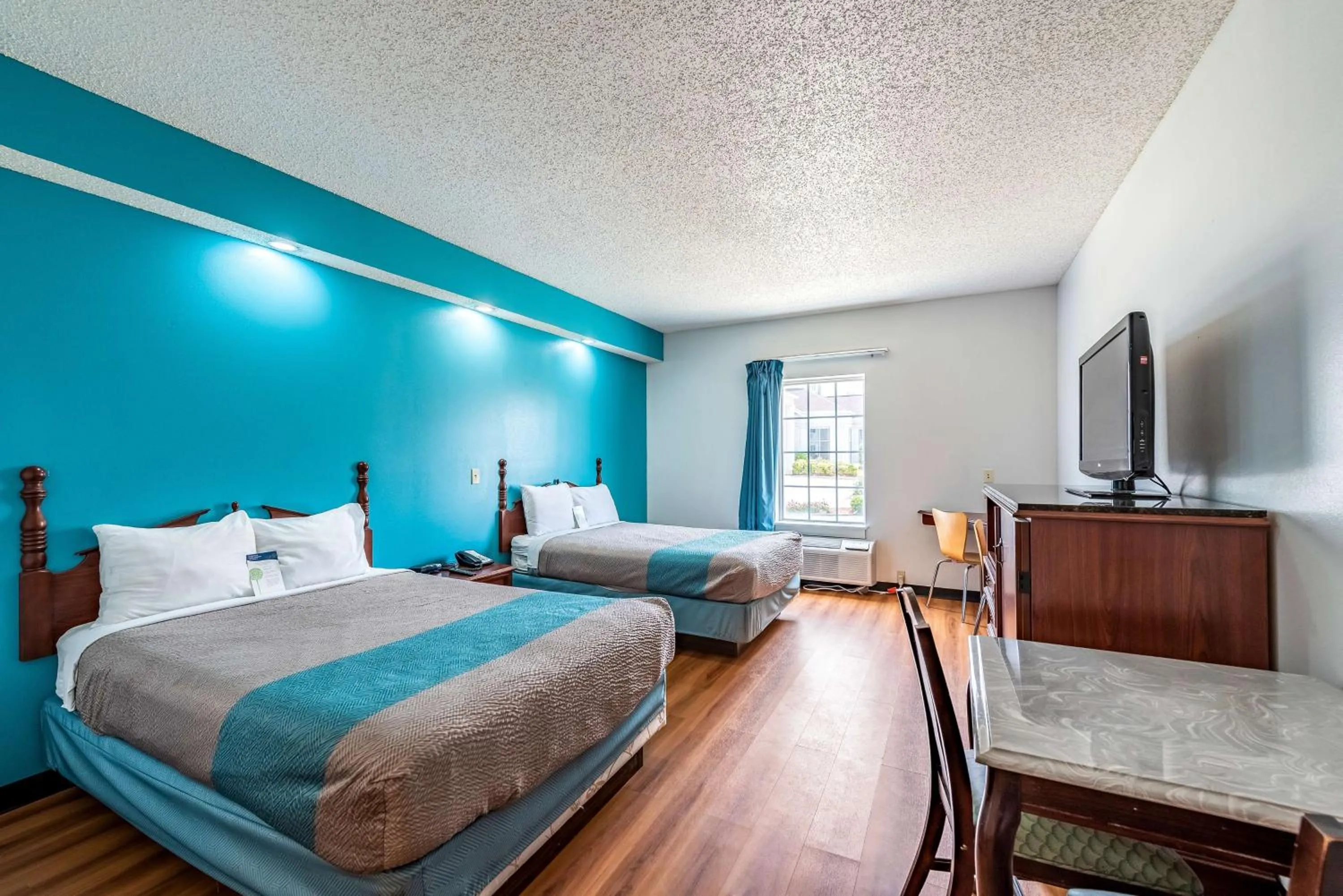 Quadruple Room - Disability Access - Non-Smoking in Motel 6-Shreveport, LA