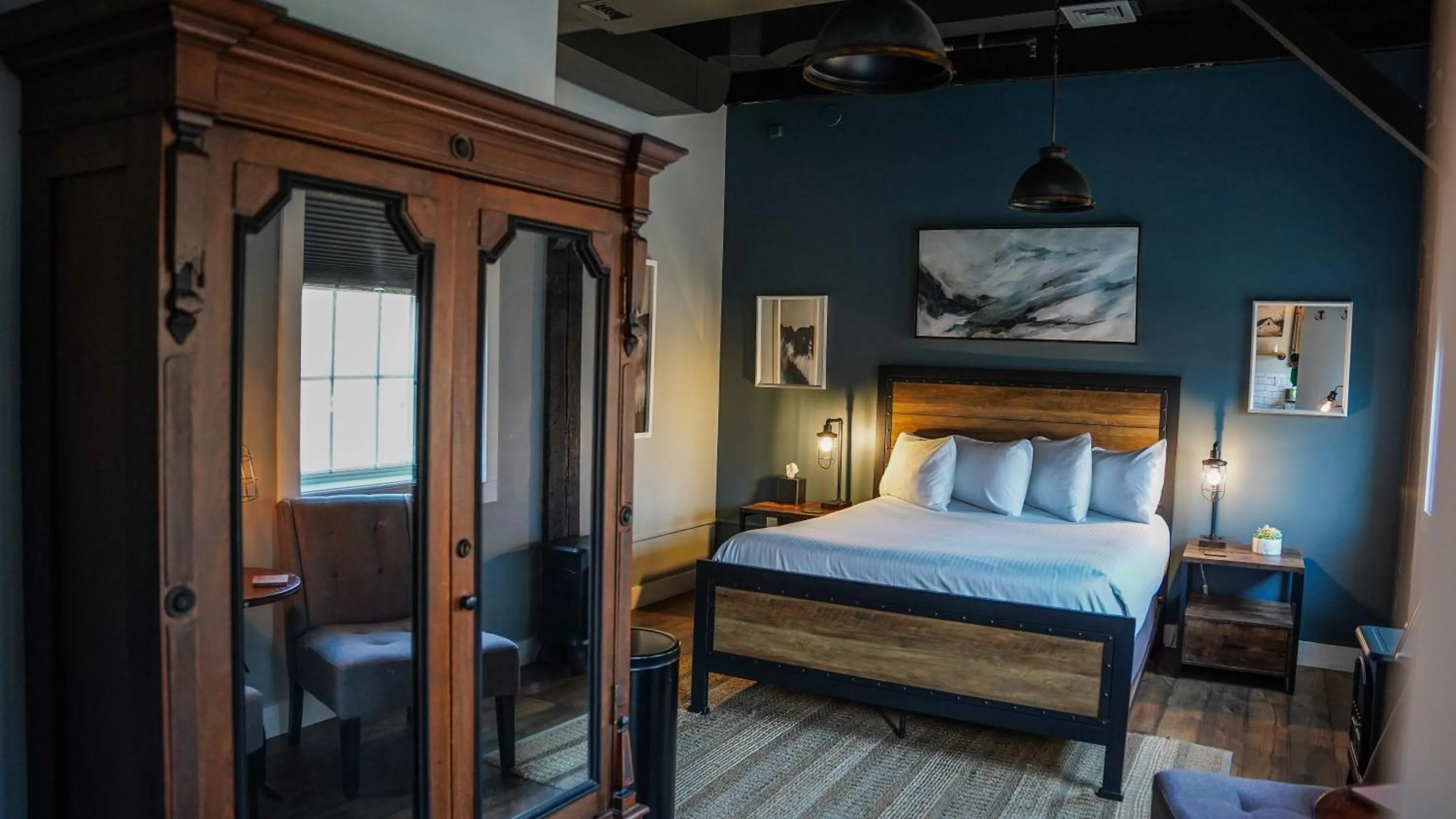Superior Queen Room in Old Mill Inn
