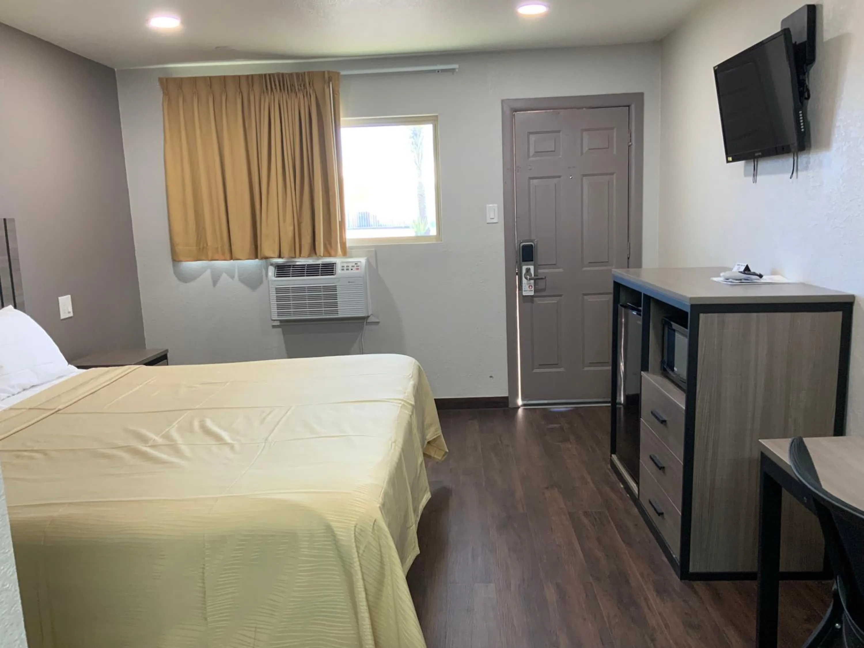 King Room - Non-Smoking in Value Lodge