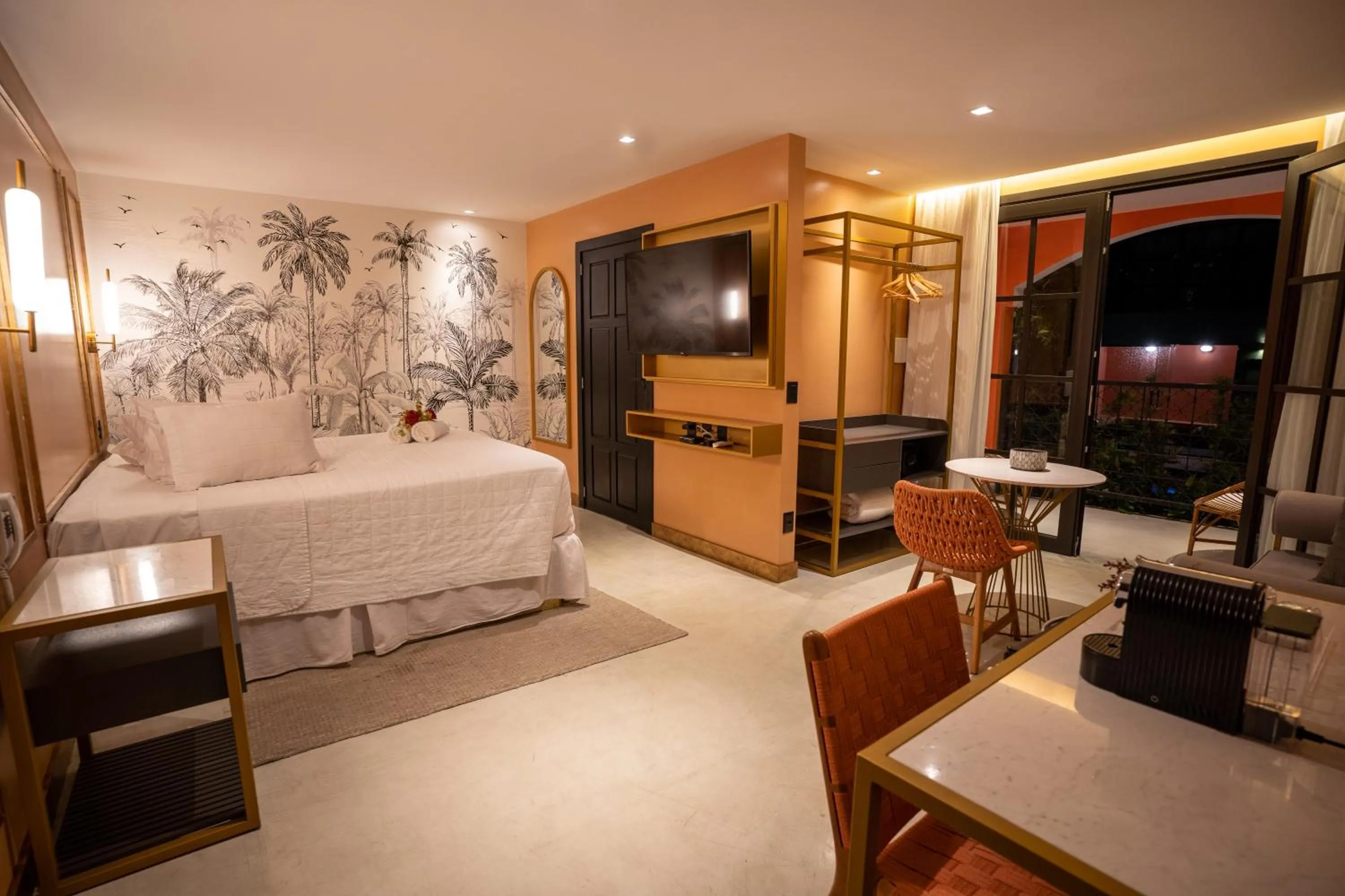 King Suite with Pool View in Exótica Boutique Hotel