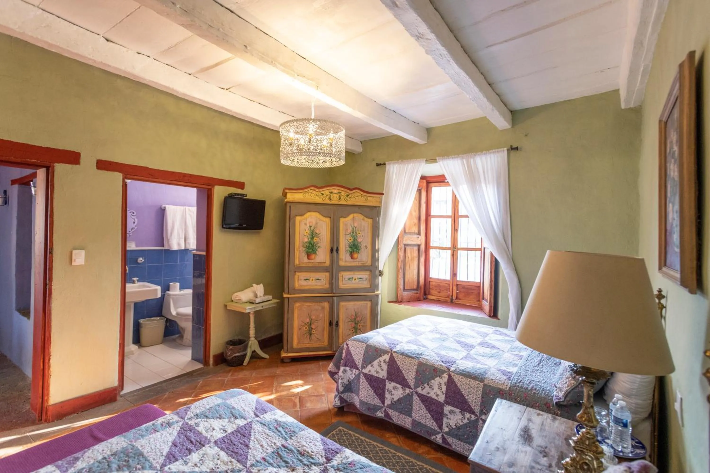Two Double Beds Room with Private Bathroom in La Casa Azul Huasca & Restaurante La Terraza