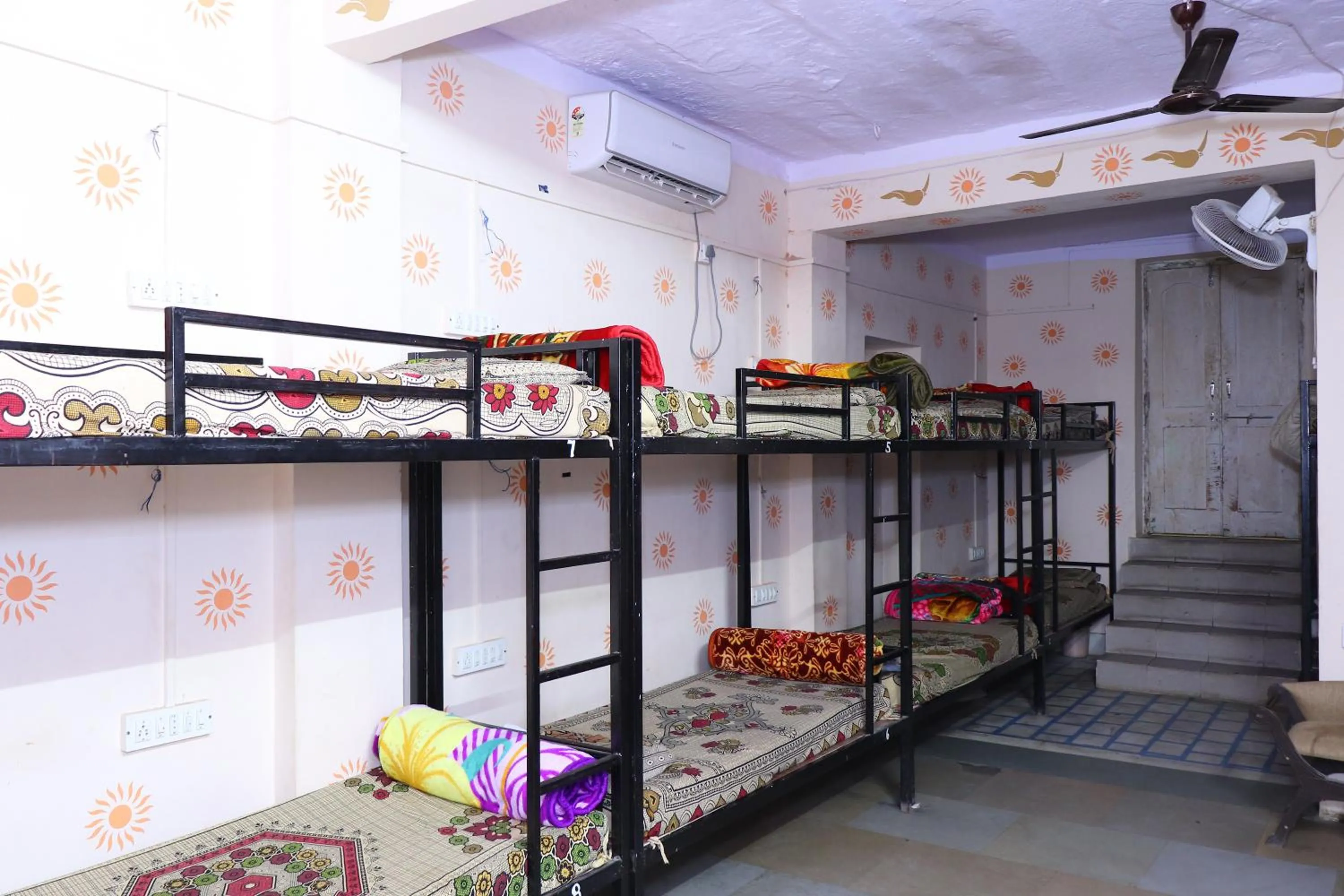 Single Bed in Male Dormitory Room with Shared Bathroom in Jamna Vilas Guest House and Restaurant