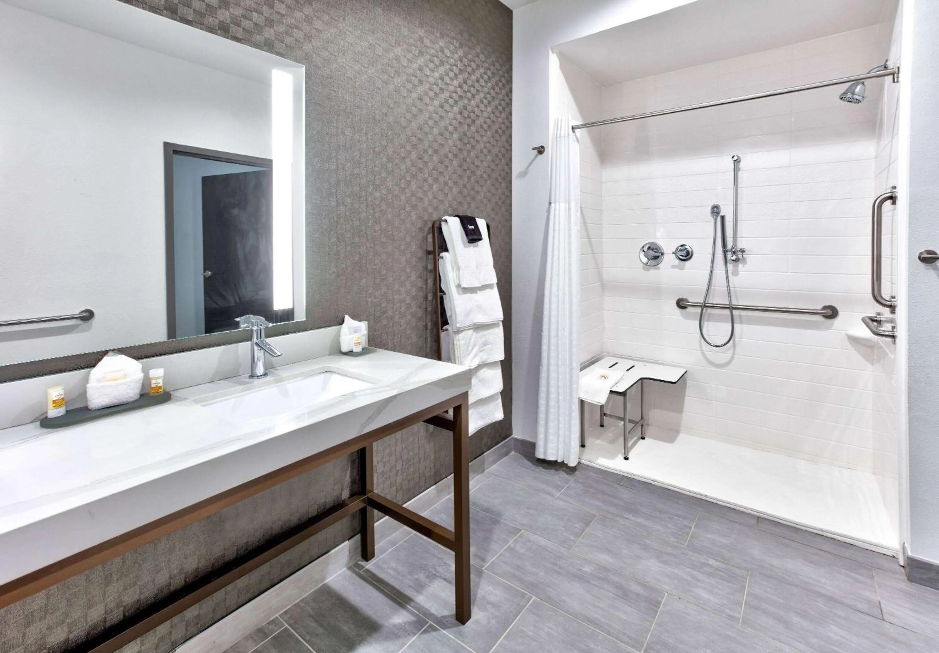 King Room with Mobility/Hearing Impaired Access - Non-Smoking in La Quinta Inn & Suites by Wyndham Terrell