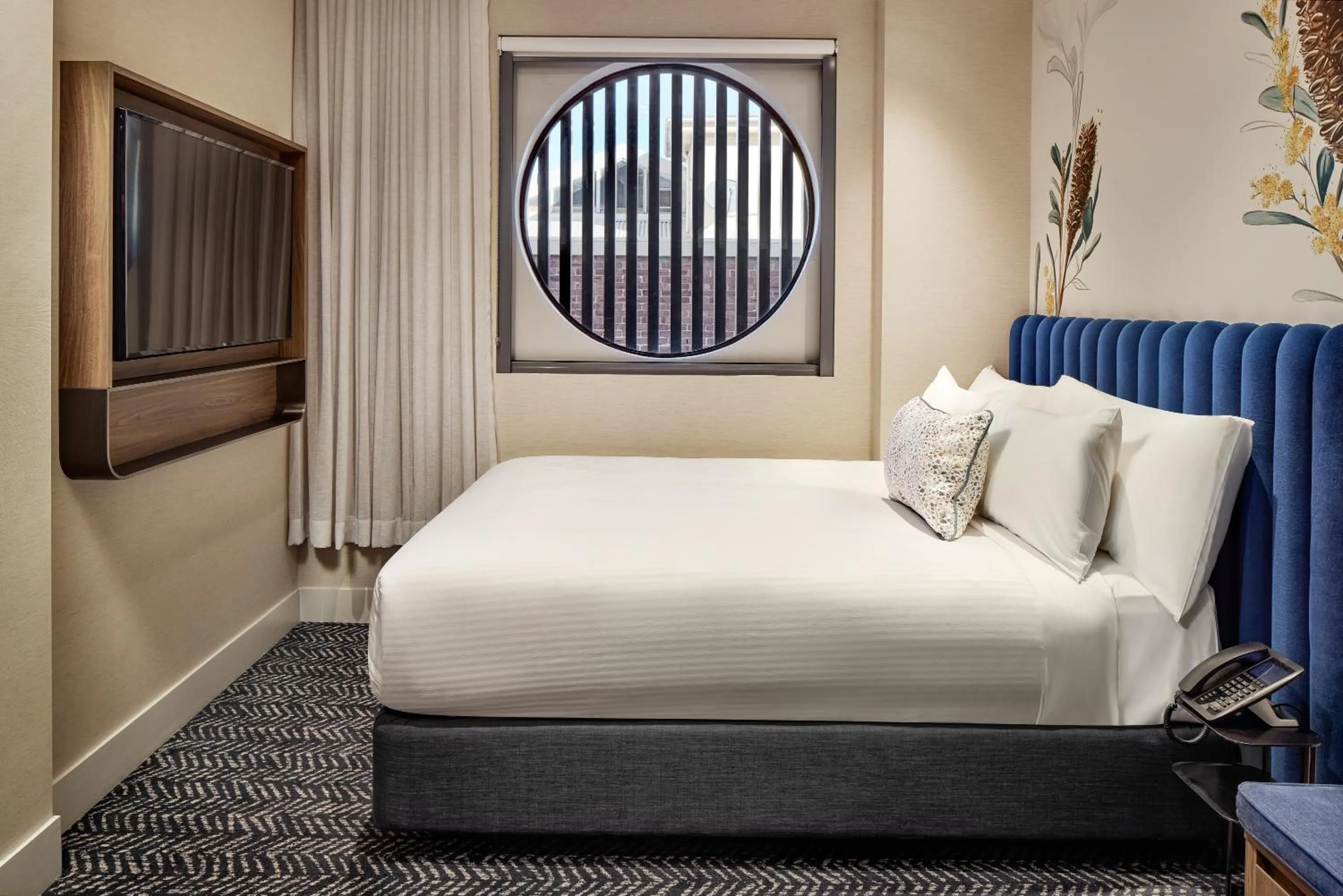 Queen Room with Mobility Accessible Roll-In Shower in Aiden by Best Western Darling Harbour