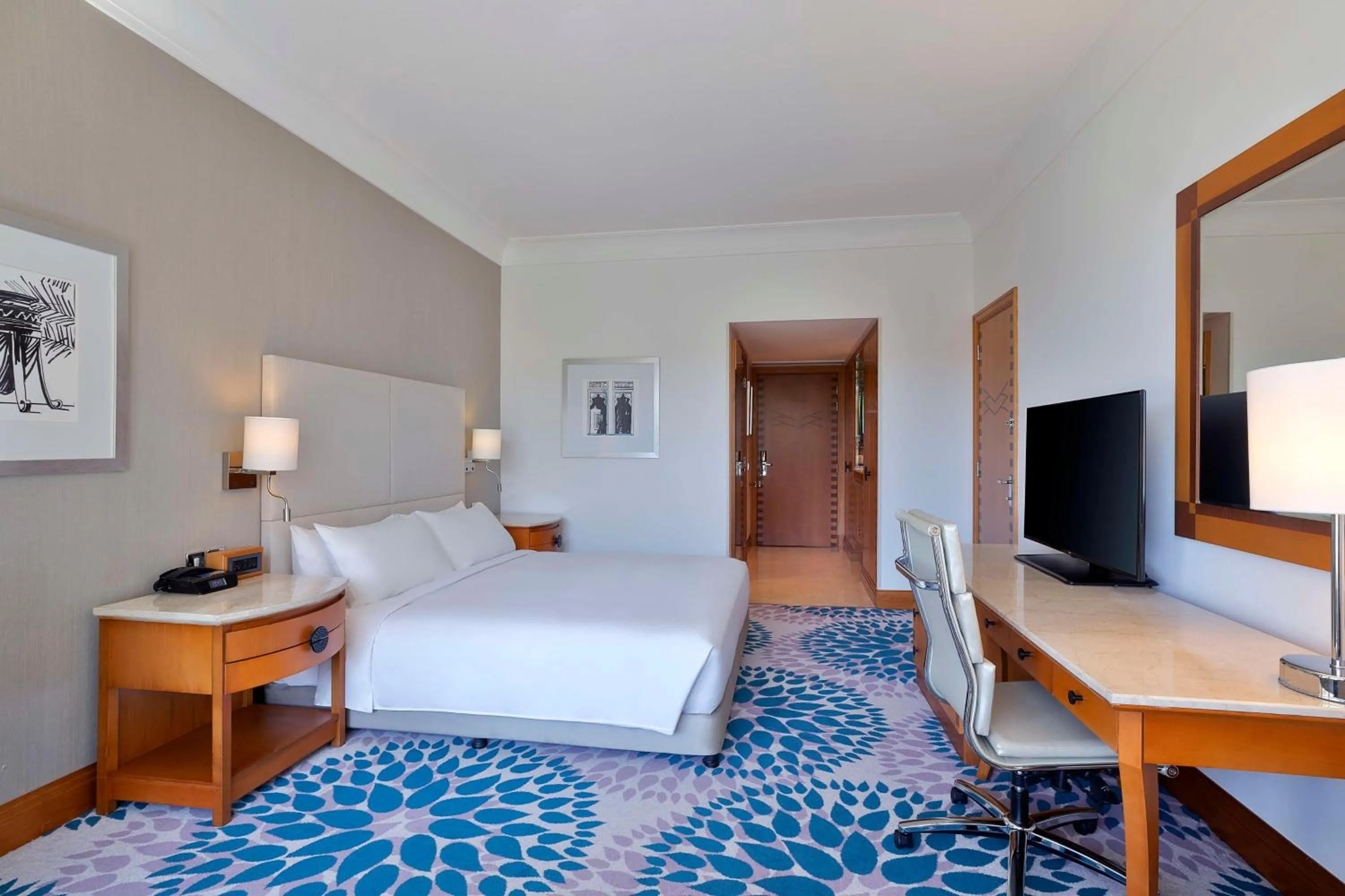 Accessible Deluxe King Room with Balcony in Hilton Dubai Jumeirah