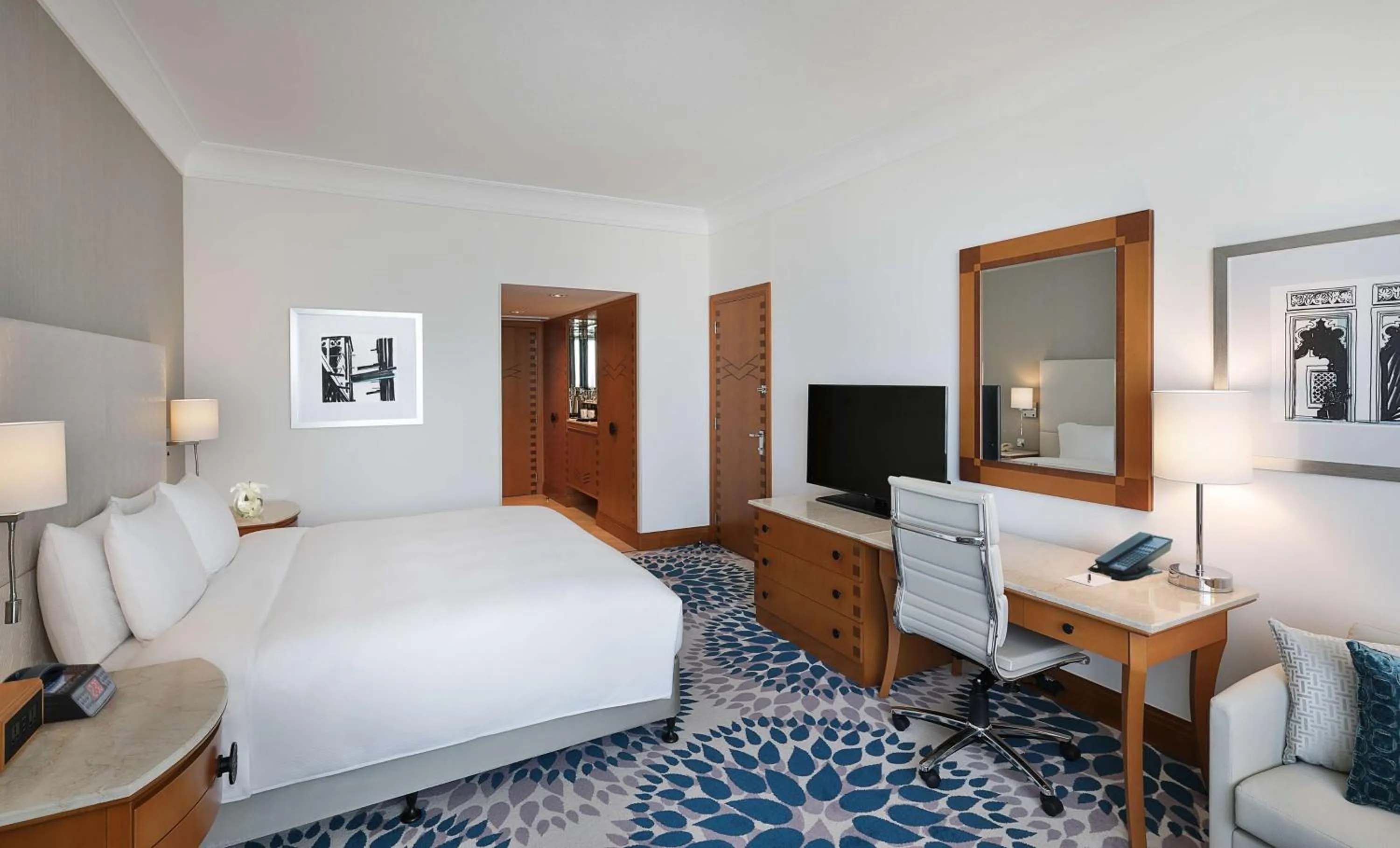 King Executive Room with Sea View and Balcony in Hilton Dubai Jumeirah