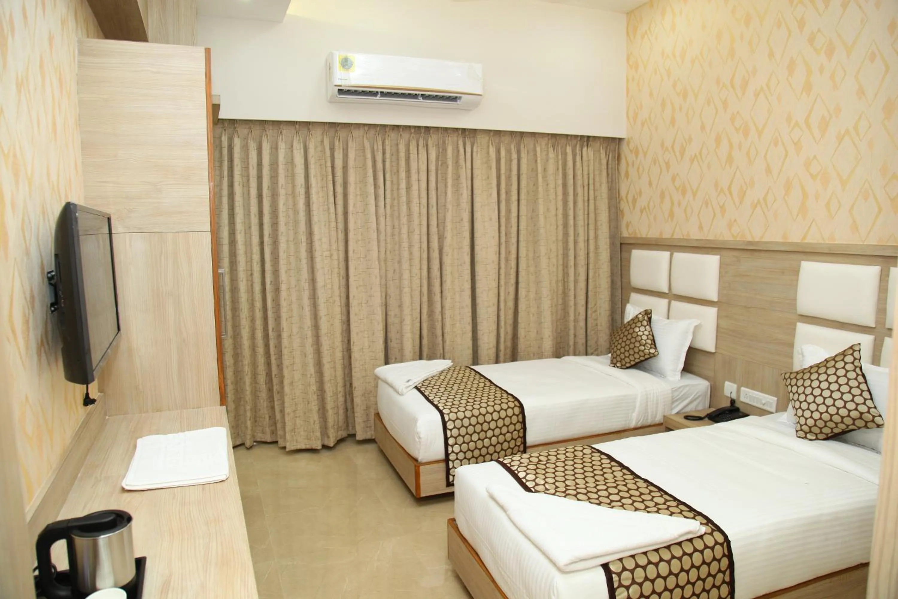 Budget Twin Room in century courtyard