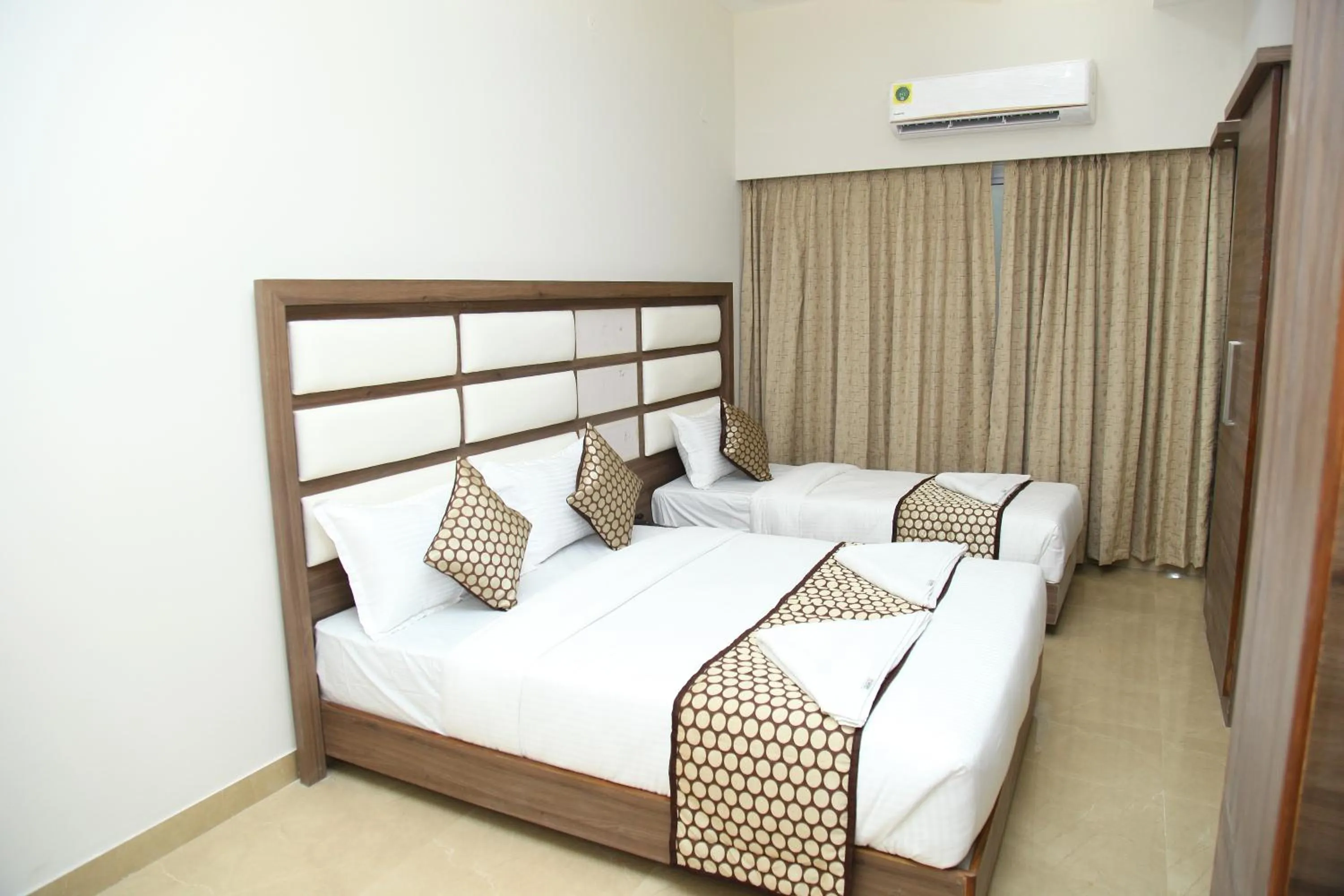 Classic Triple Room in century courtyard