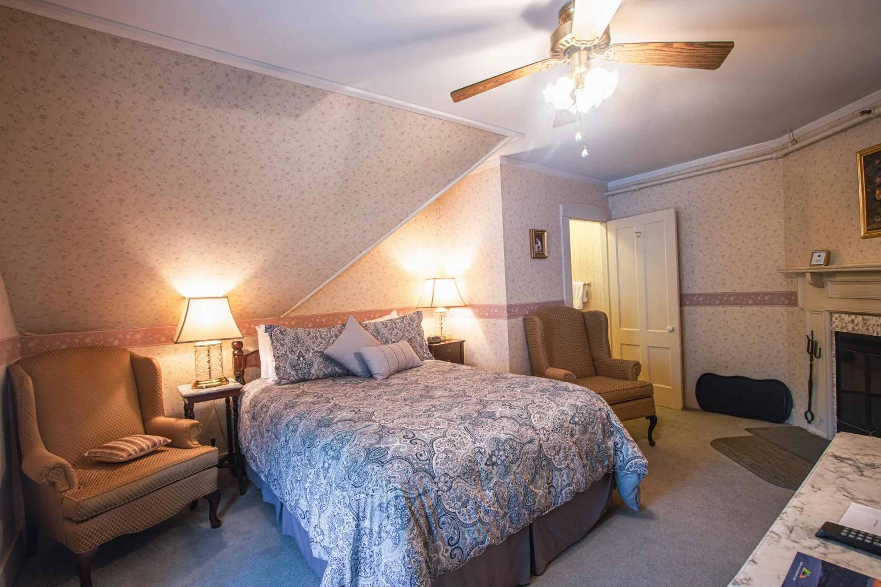 Deluxe Queen Room in Deerfield Valley Inn - Mt Snow
