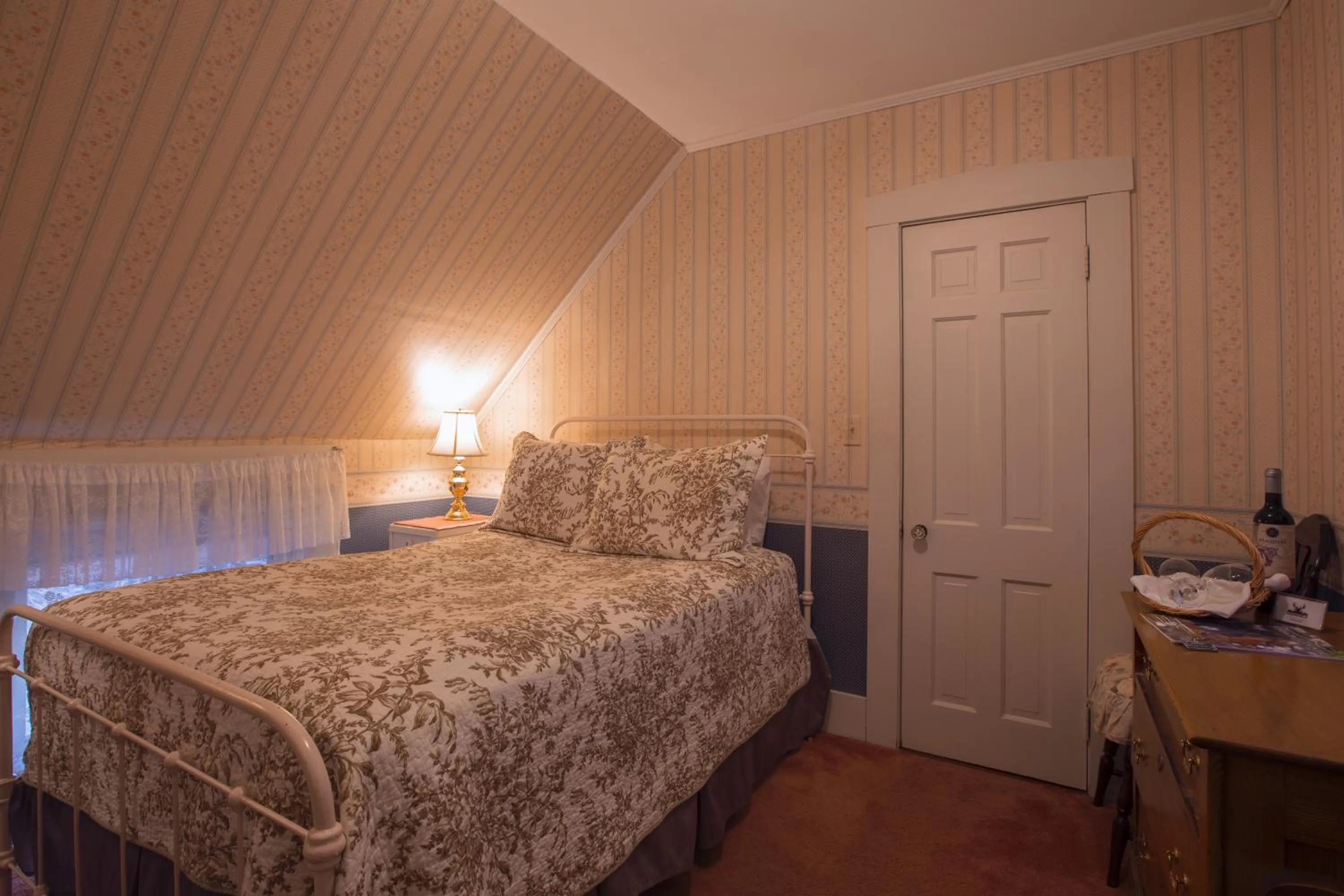 Budget Double Room in Deerfield Valley Inn - Mt Snow