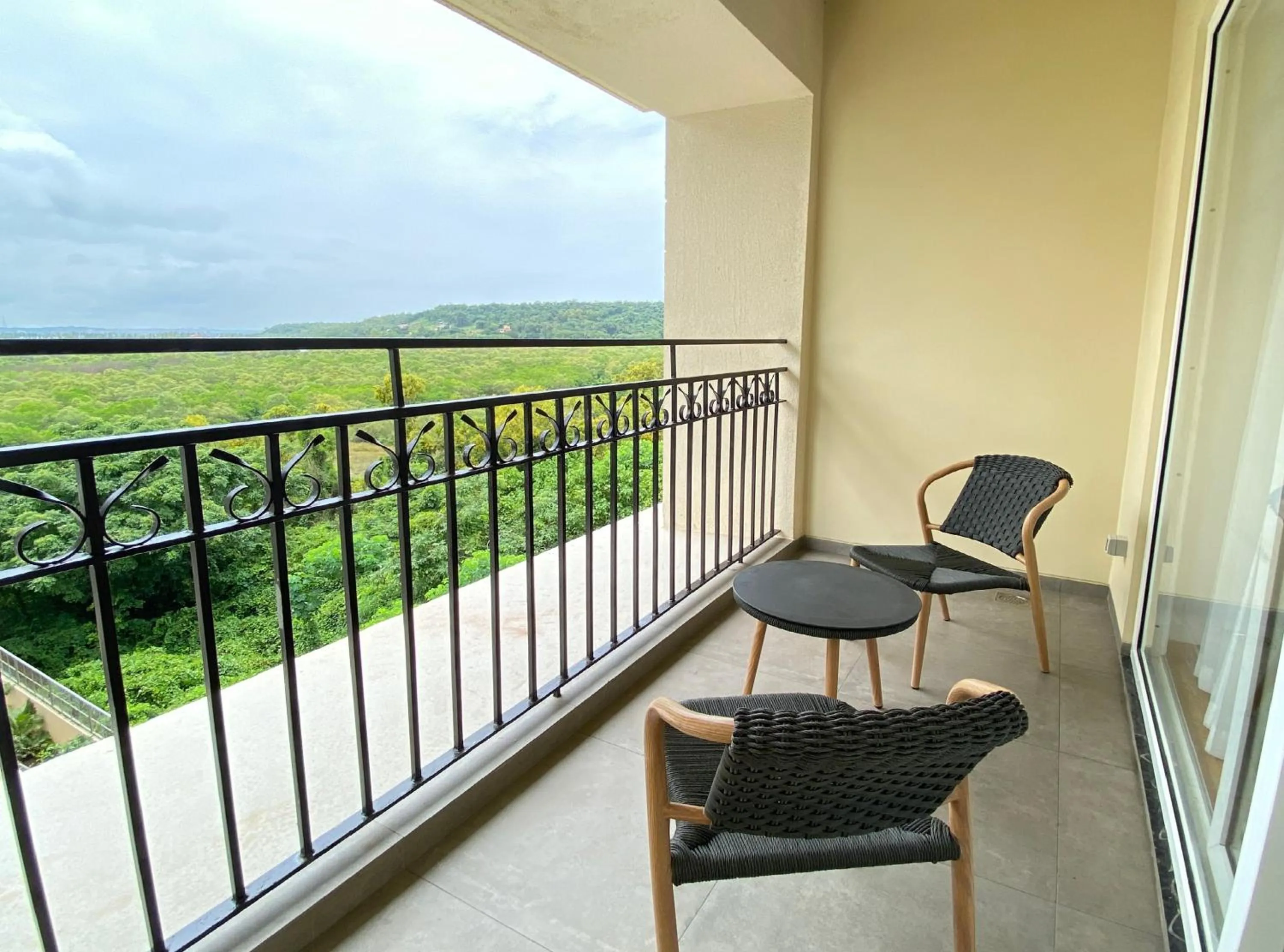 Premium King Room with Balcony in Holiday Inn Goa Candolim