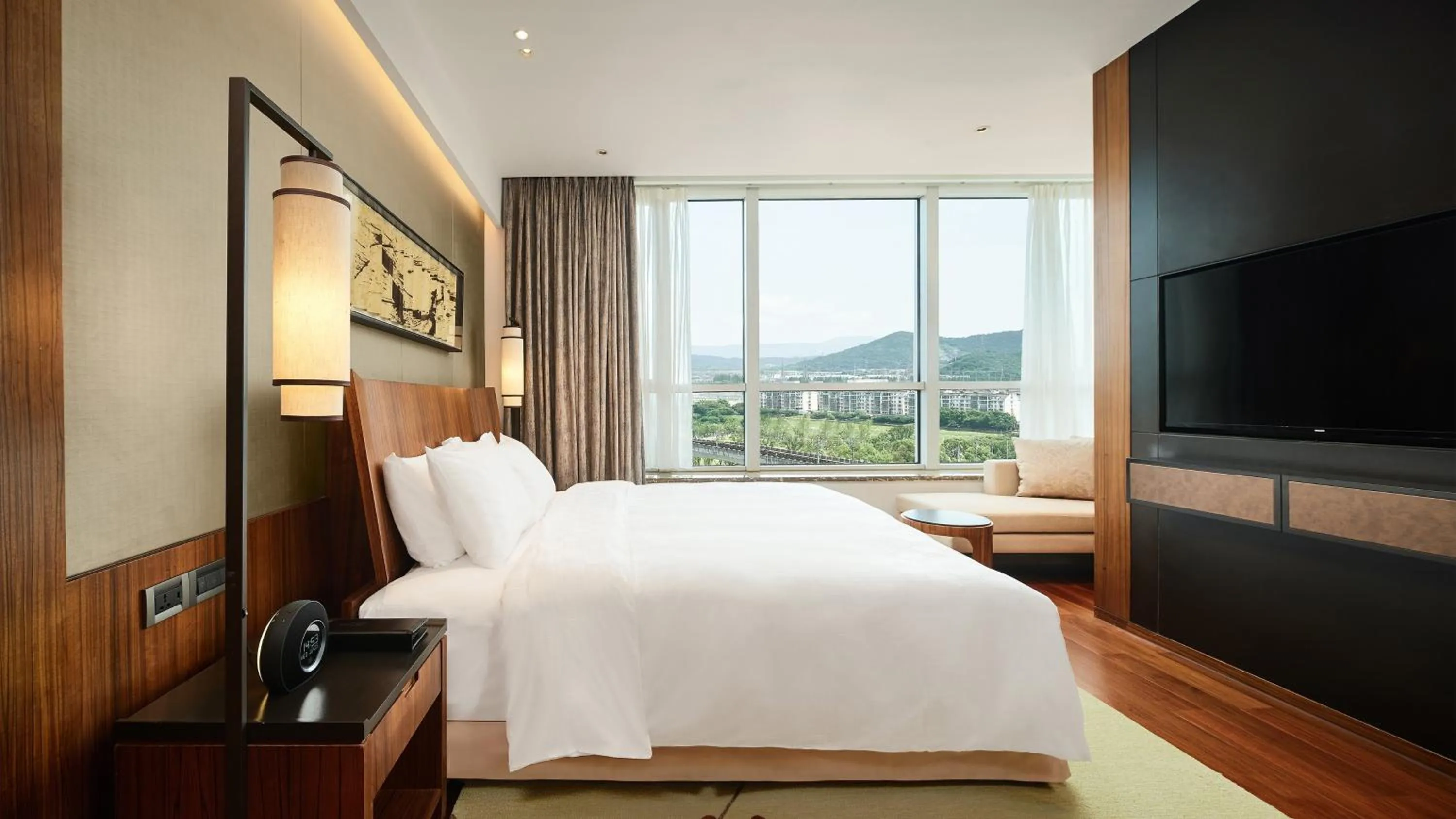 One-Bedroom King Suite with Lounge Access in HUALUXE Ningbo Harbor City