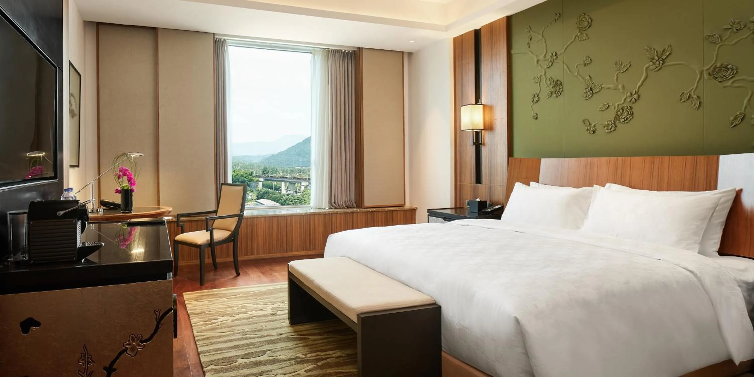 Premium King Room in HUALUXE Ningbo Harbor City