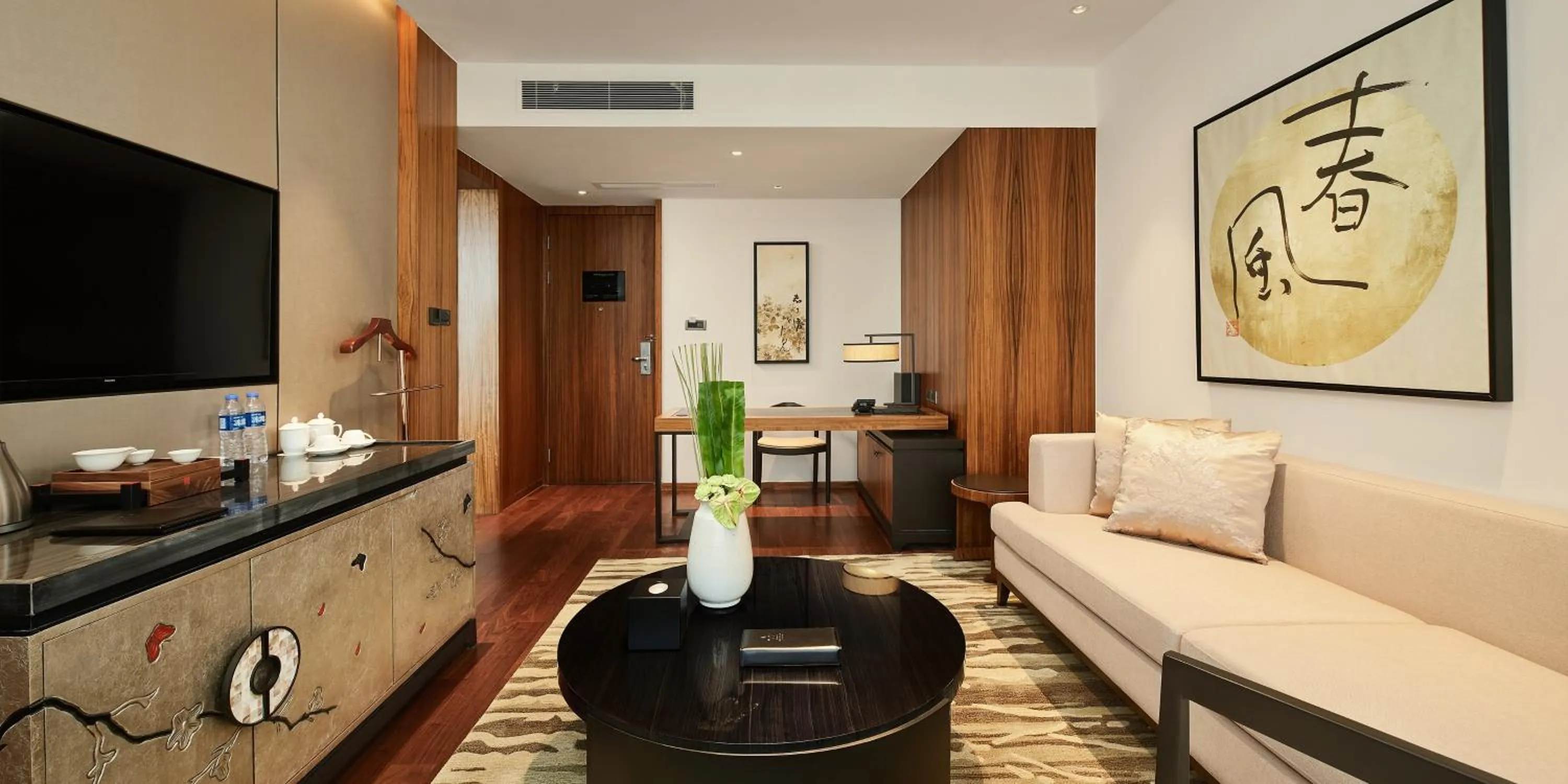 One-Bedroom King Suite with Lounge Access in HUALUXE Ningbo Harbor City