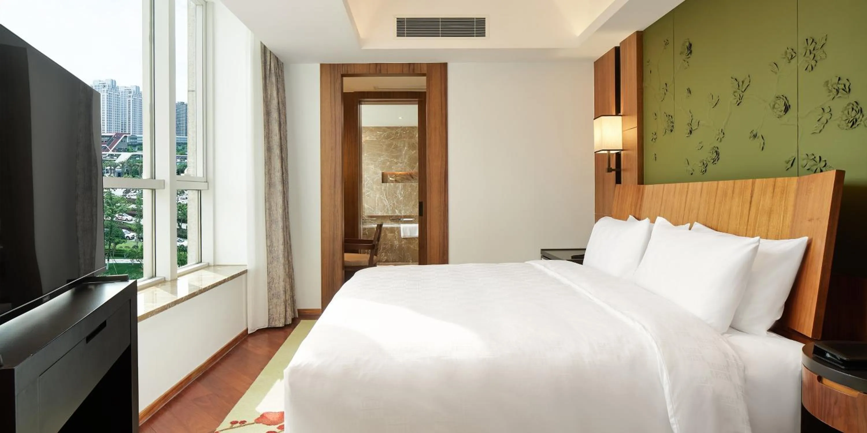 Premium King Suite - Lounge Access in HUALUXE Ningbo Harbor City