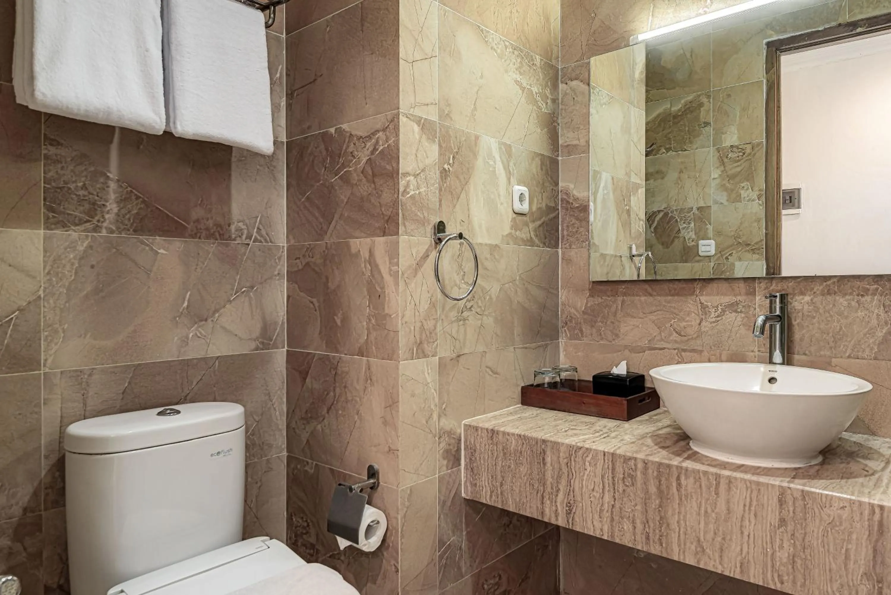 Deluxe Queen Room in Goldvitel Hotel Surabaya