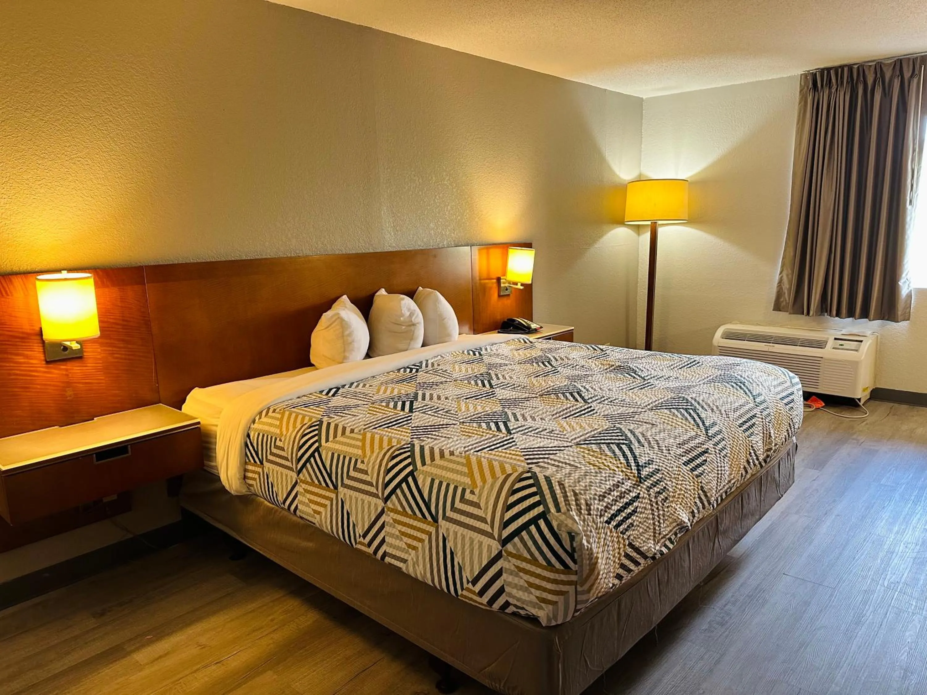 Deluxe King Suite - Non-Smoking in Motel 6 Forrest City AR