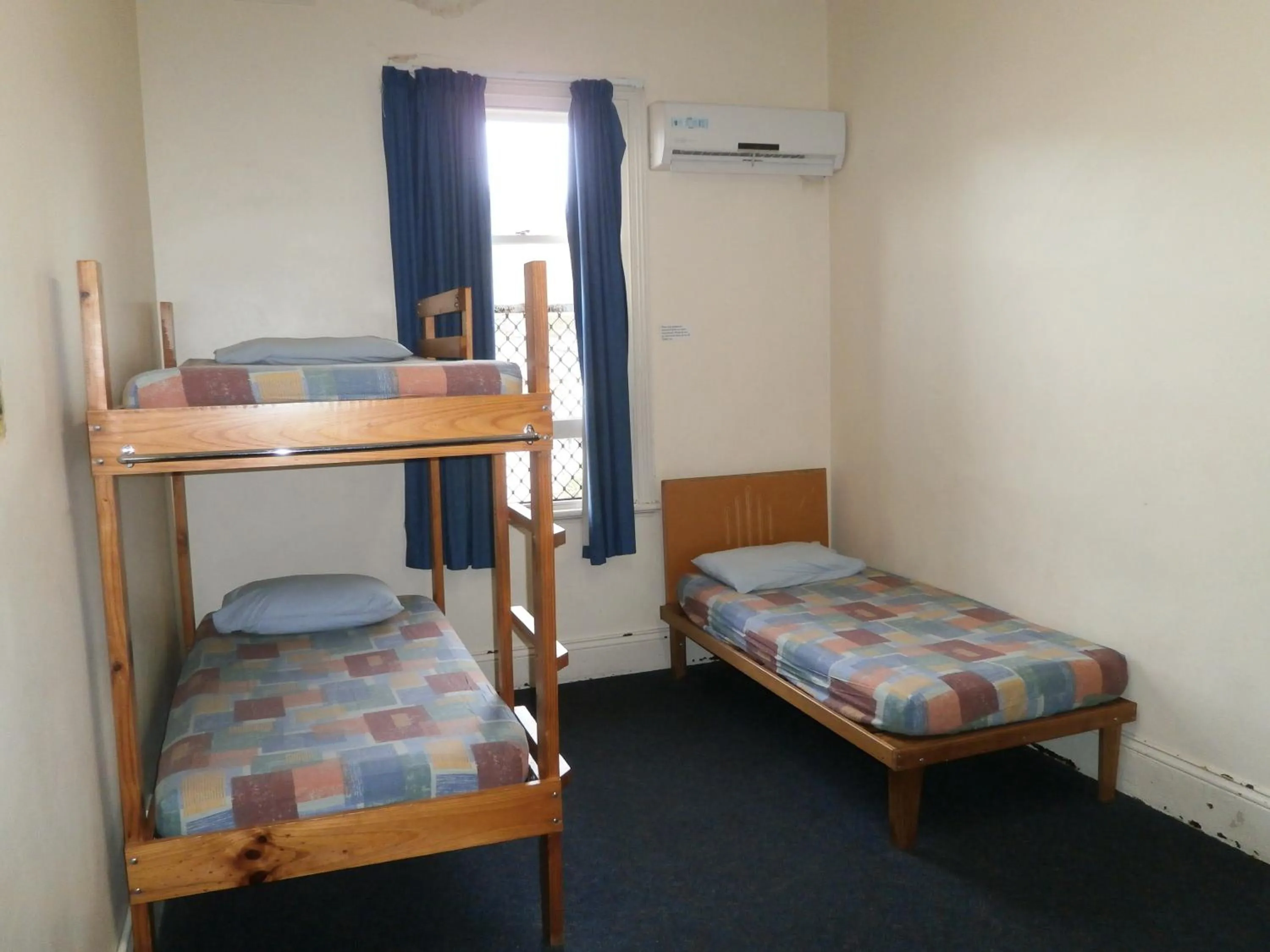 Triple Room with Shared Bathroom in Launceston Backpackers