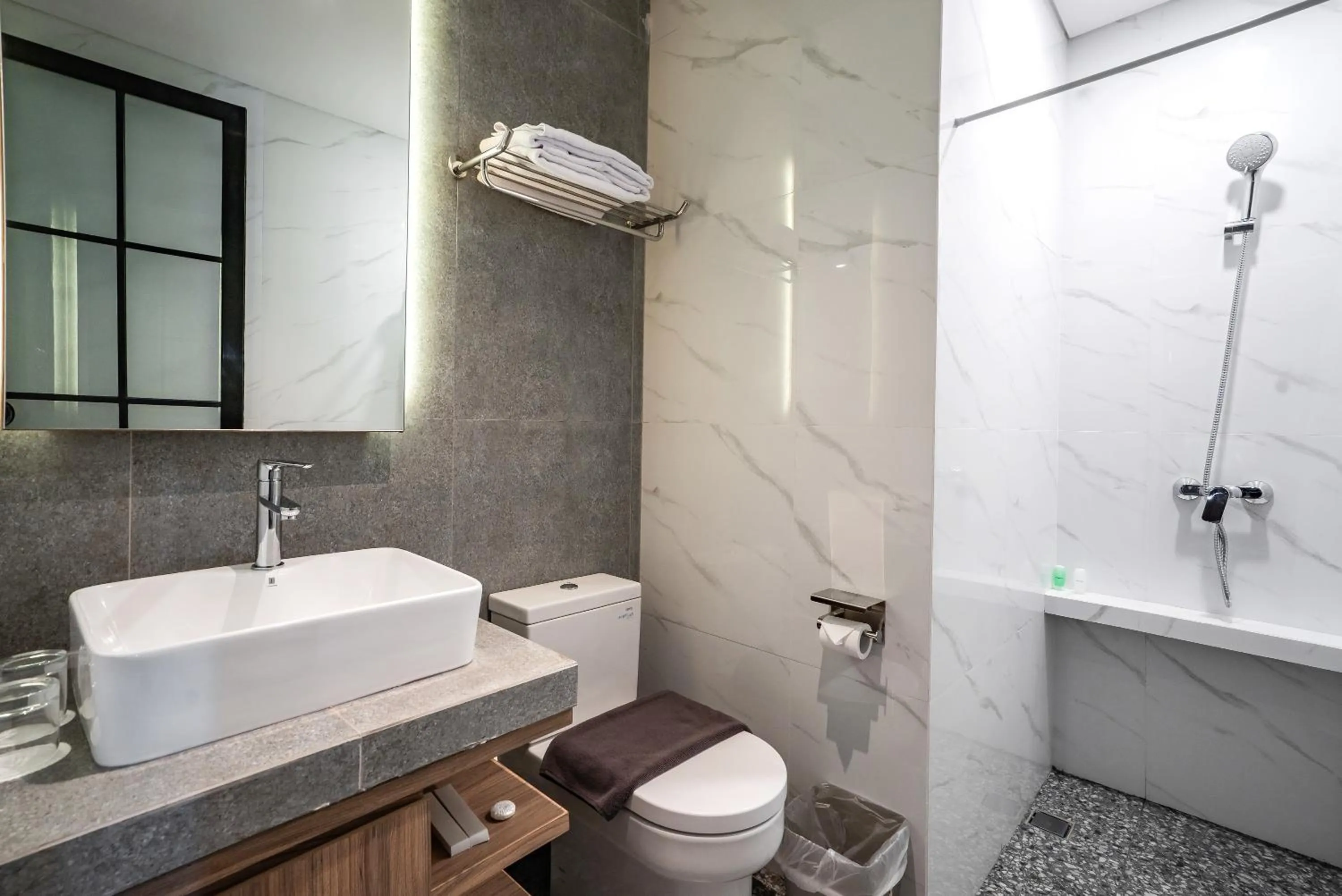 Deluxe Suite in LOA Living Solo Baru