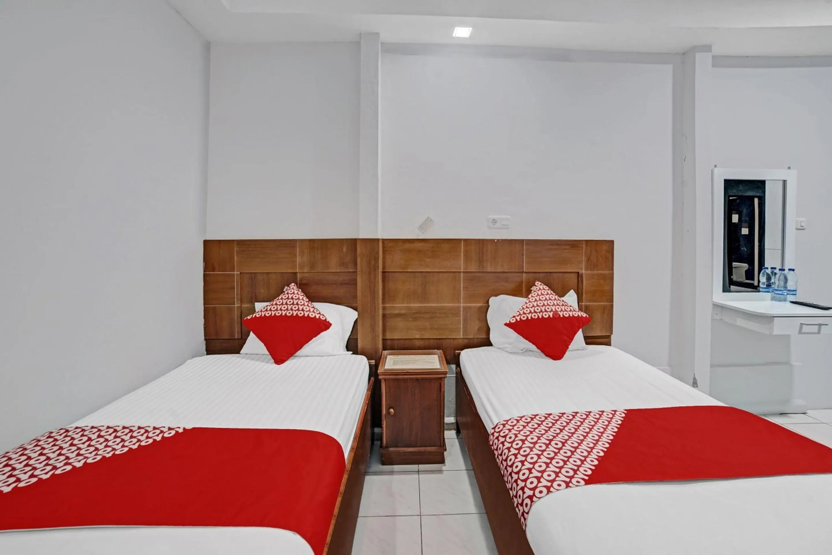 Delxue Twin Room in Hotel O Wisma Kuta Karang Baru
