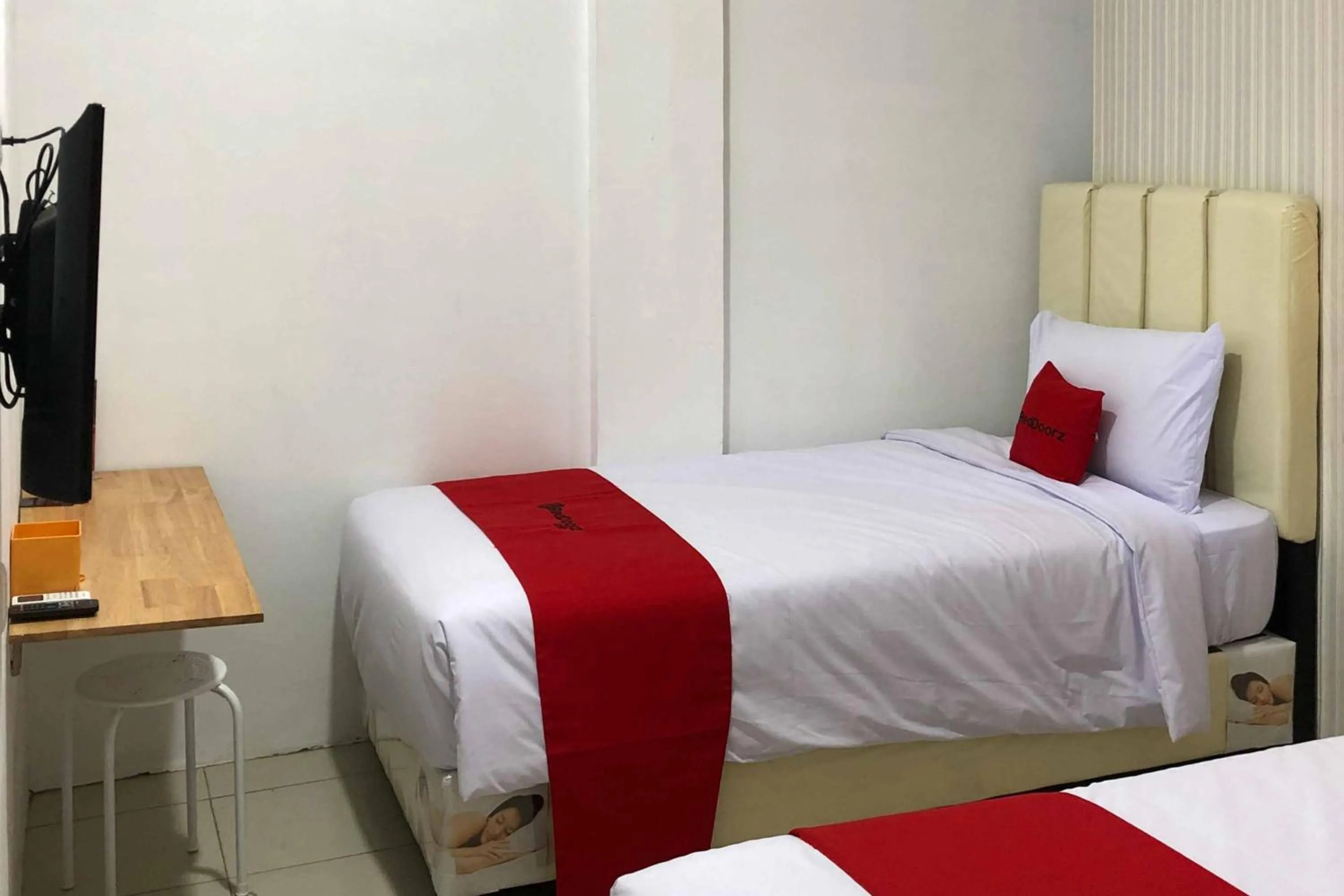 Twin Room in RedDoorz @ Aksara Medan