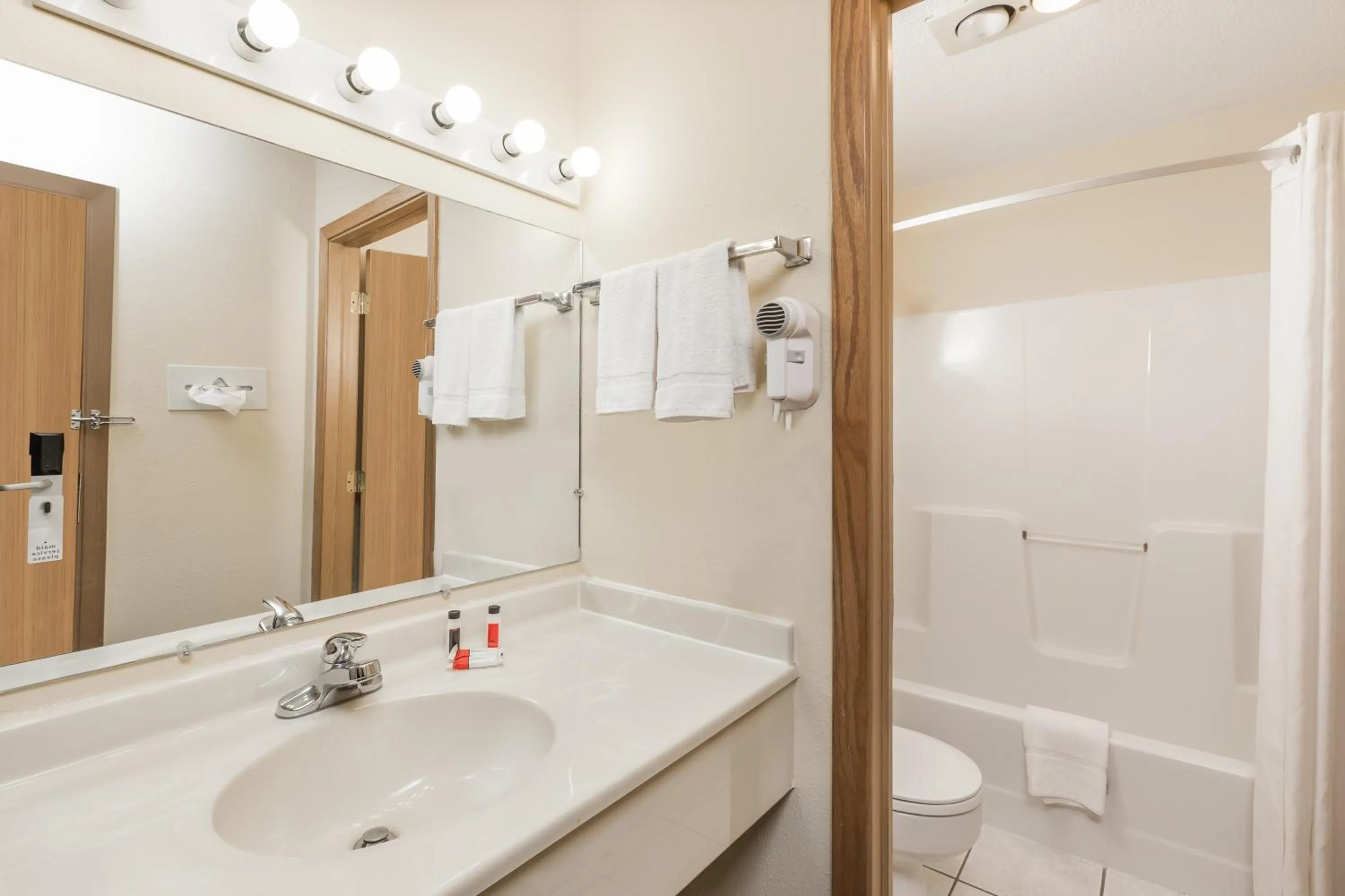 Queen Room - Non-Smoking in Days Inn by Wyndham Atlantic