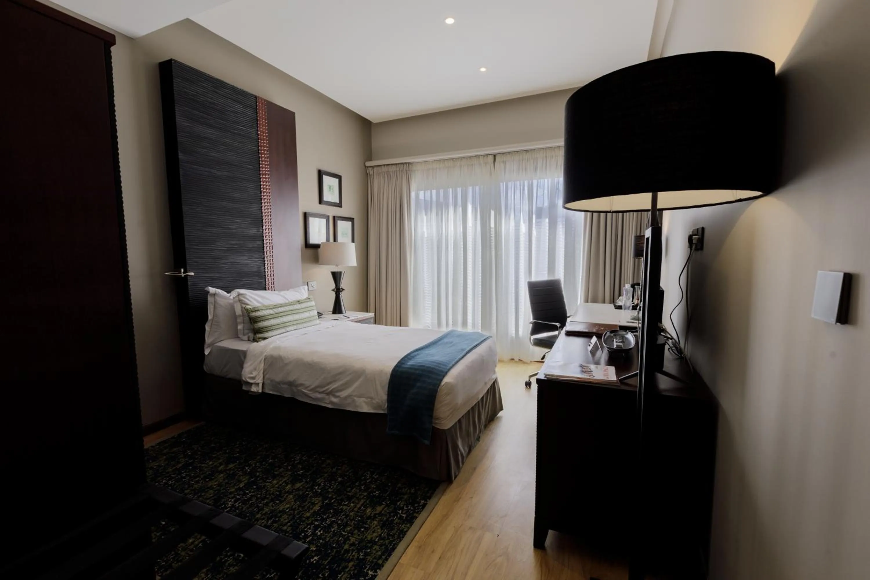 Deluxe Room with City View in Sea Cliff Hotel