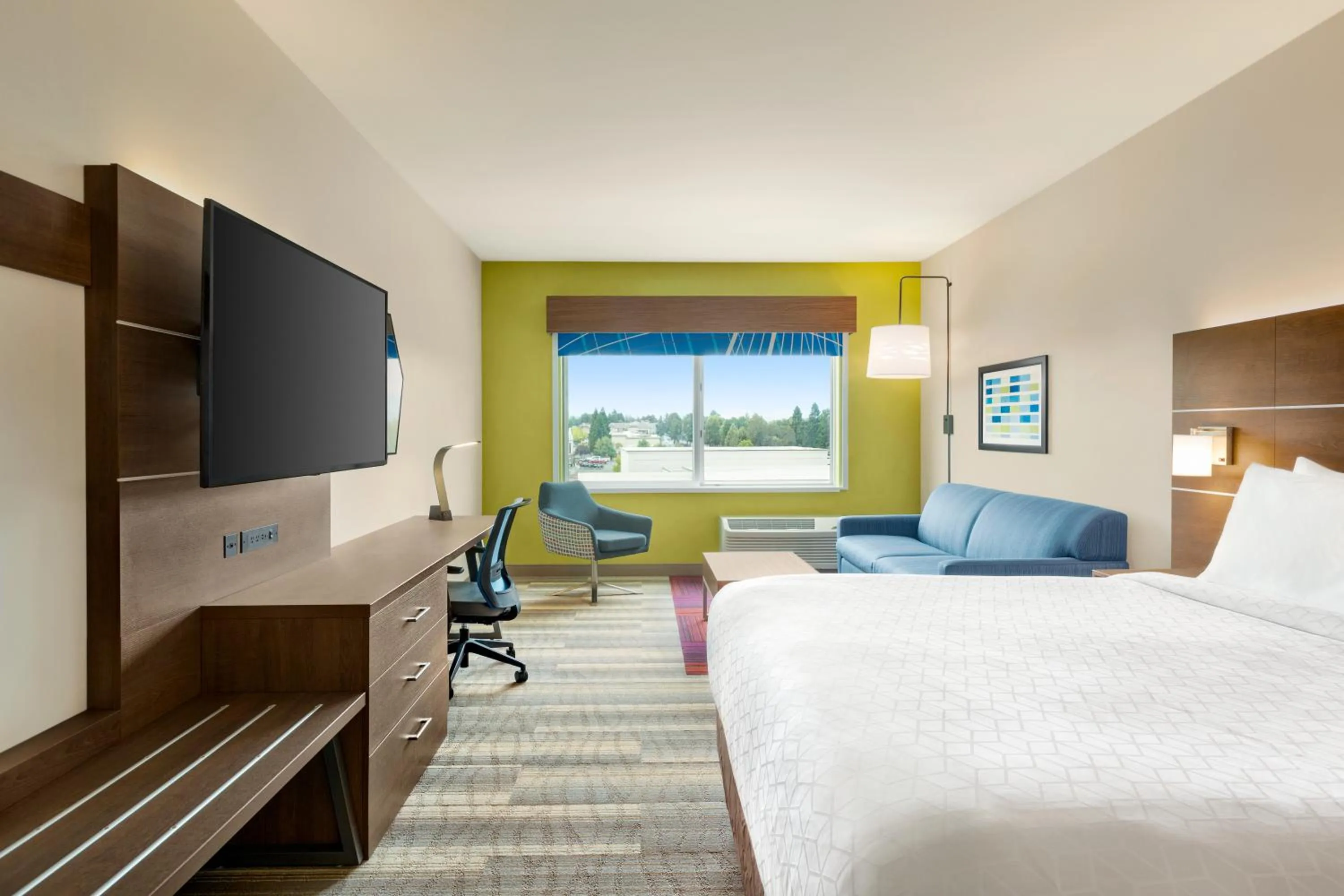 King Suite - Disability Access in Holiday Inn Express & Suites - Ukiah by IHG