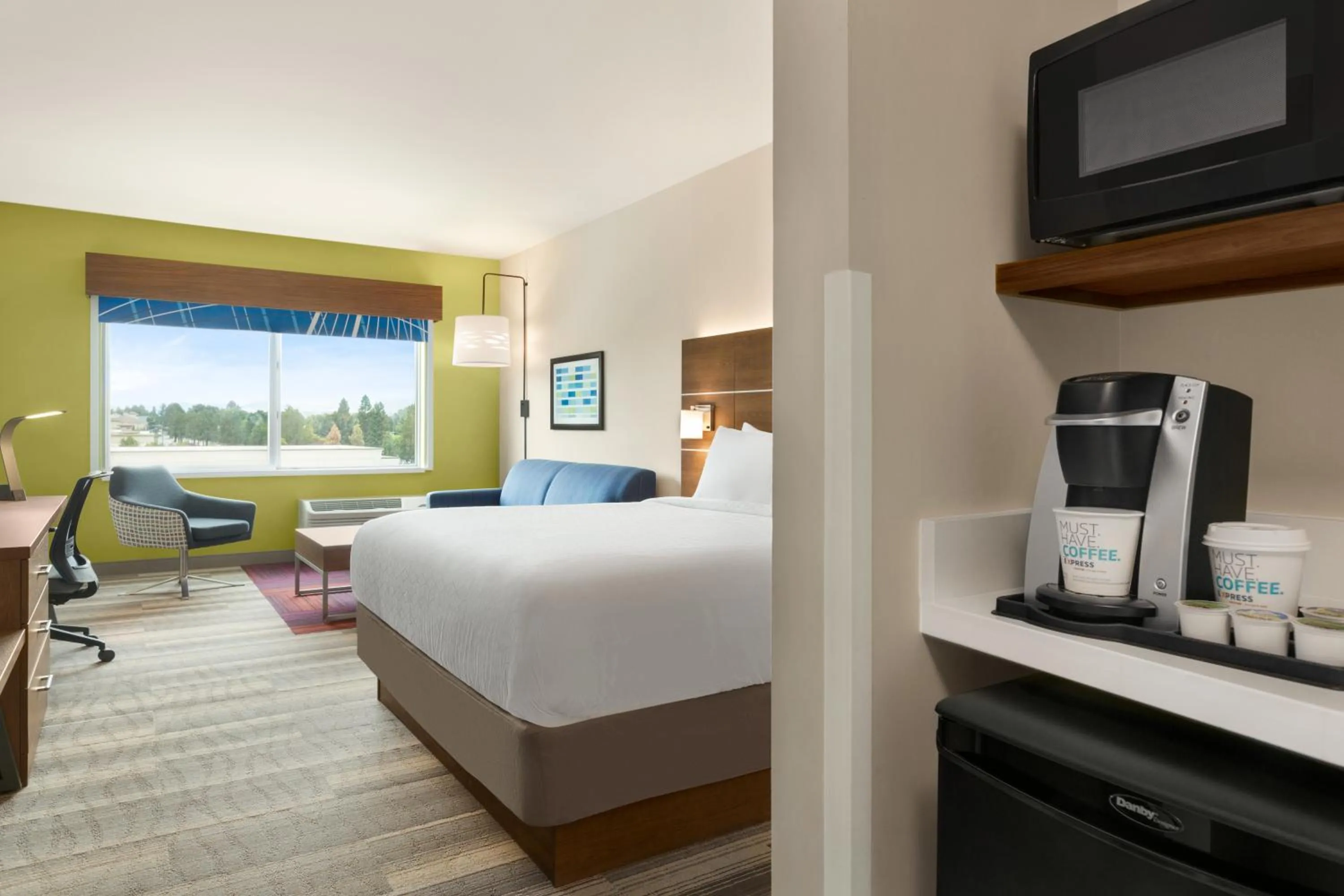 King Suite in Holiday Inn Express & Suites - Ukiah by IHG