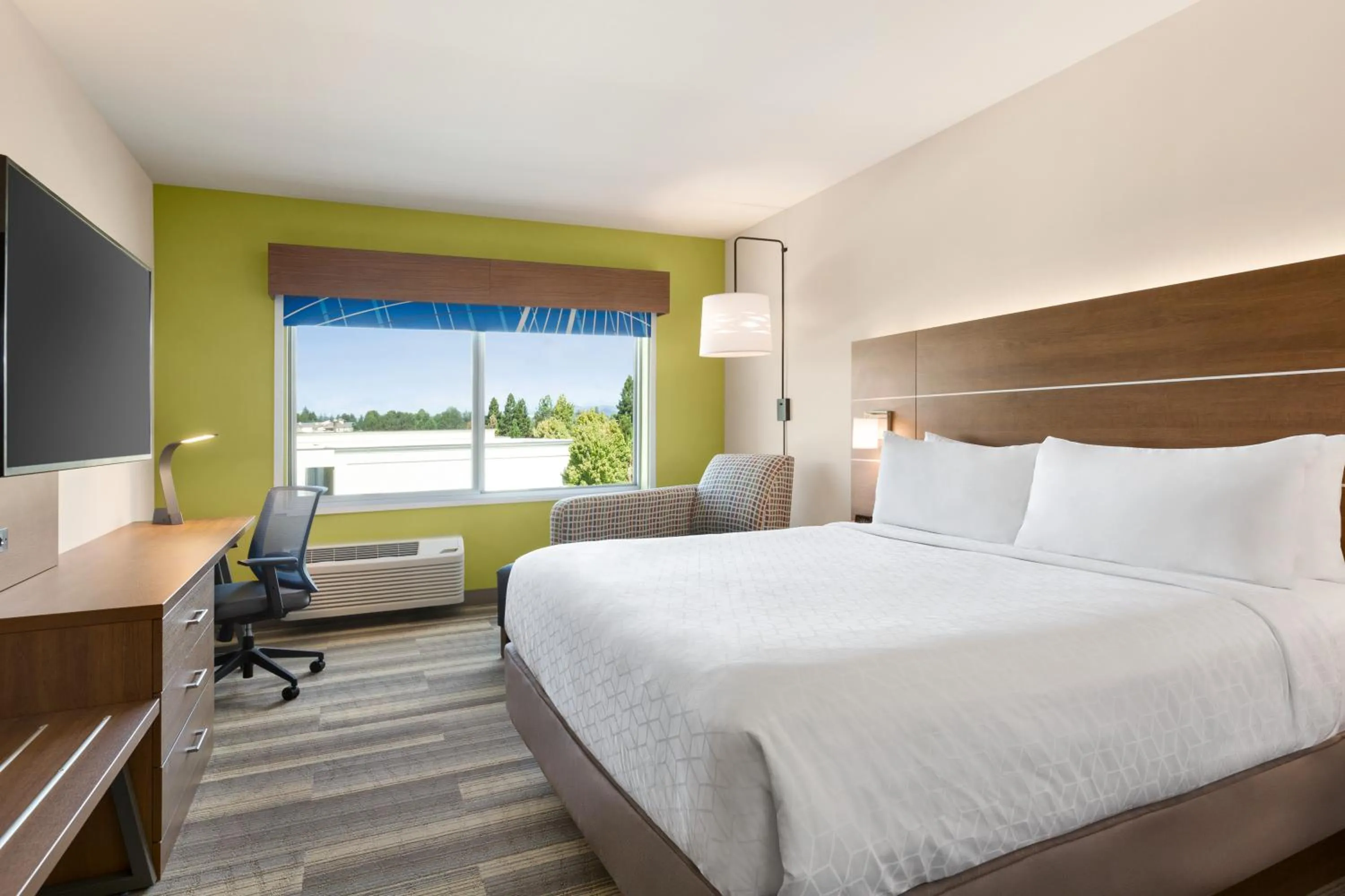 Standard King Room in Holiday Inn Express & Suites - Ukiah by IHG